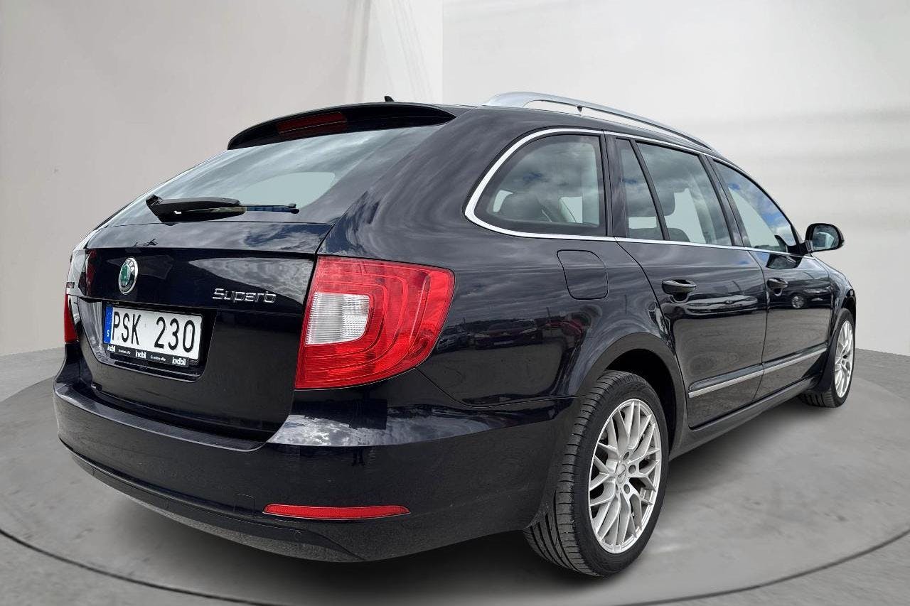 Skoda Superb 2.0 TDI Kombi 4X4 (140hk) - 15 117 mil - Automat - svart - 2013