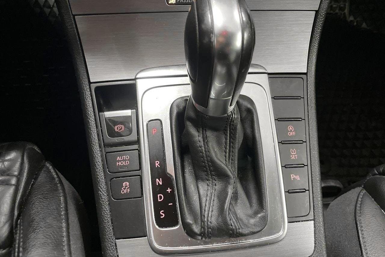 VW Passat 2.0 TDI BlueMotion Technology Variant 4Motion (170hk) - 22 992 mil - Automat - röd - 2011