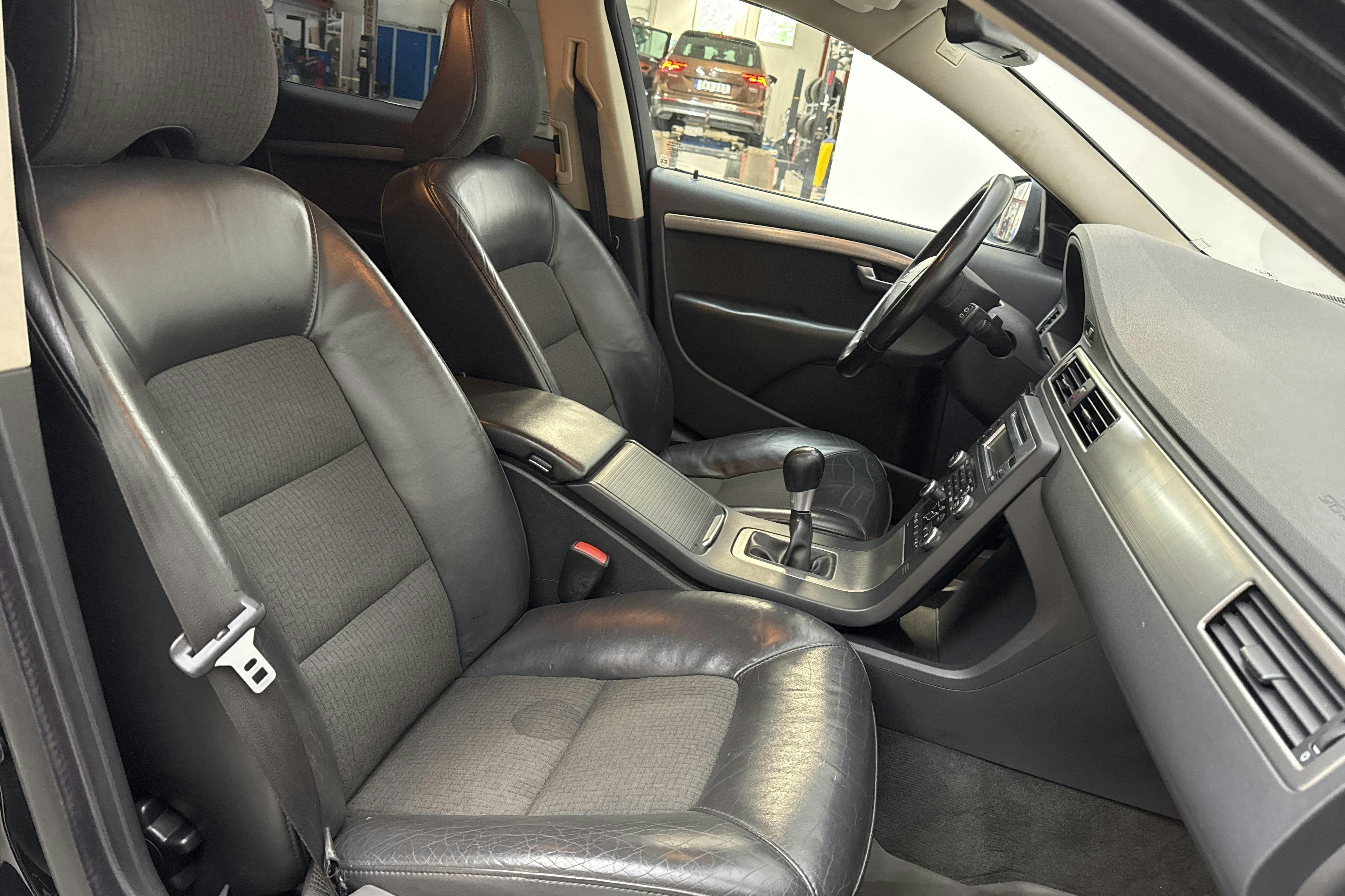 Volvo V70 II 2.5T (200hk) - 25 743 mil - Manuell - svart - 2008