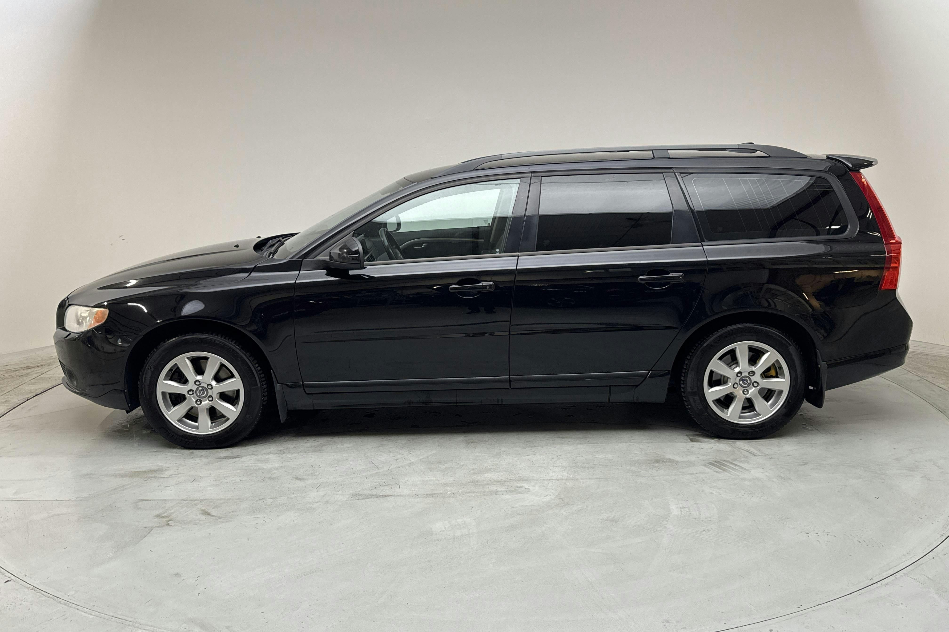 Volvo V70 II 2.5T (200hk) - 25 743 mil - Manuell - svart - 2008