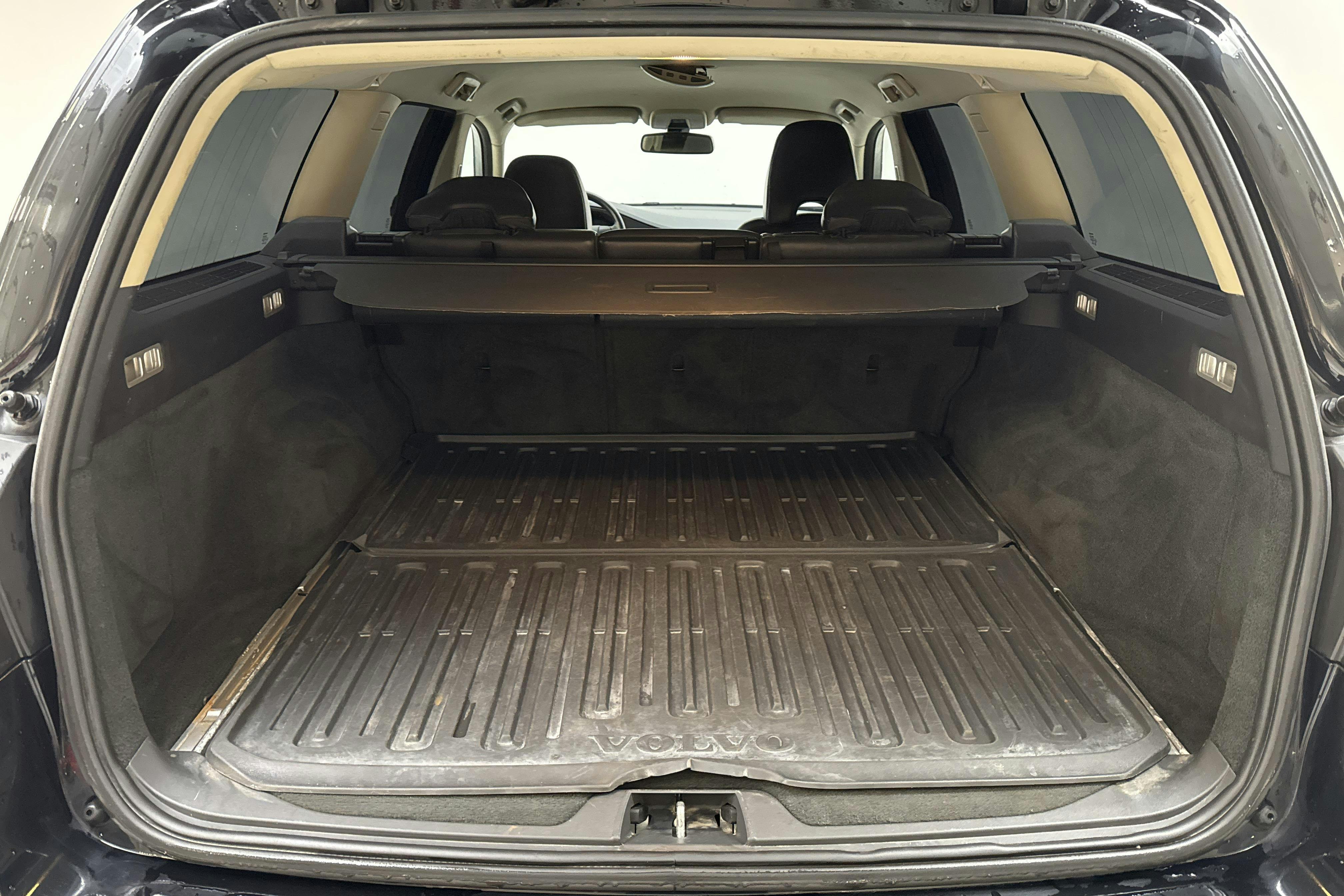 Volvo V70 II 2.5T (200hk) - 25 743 mil - Manuell - svart - 2008