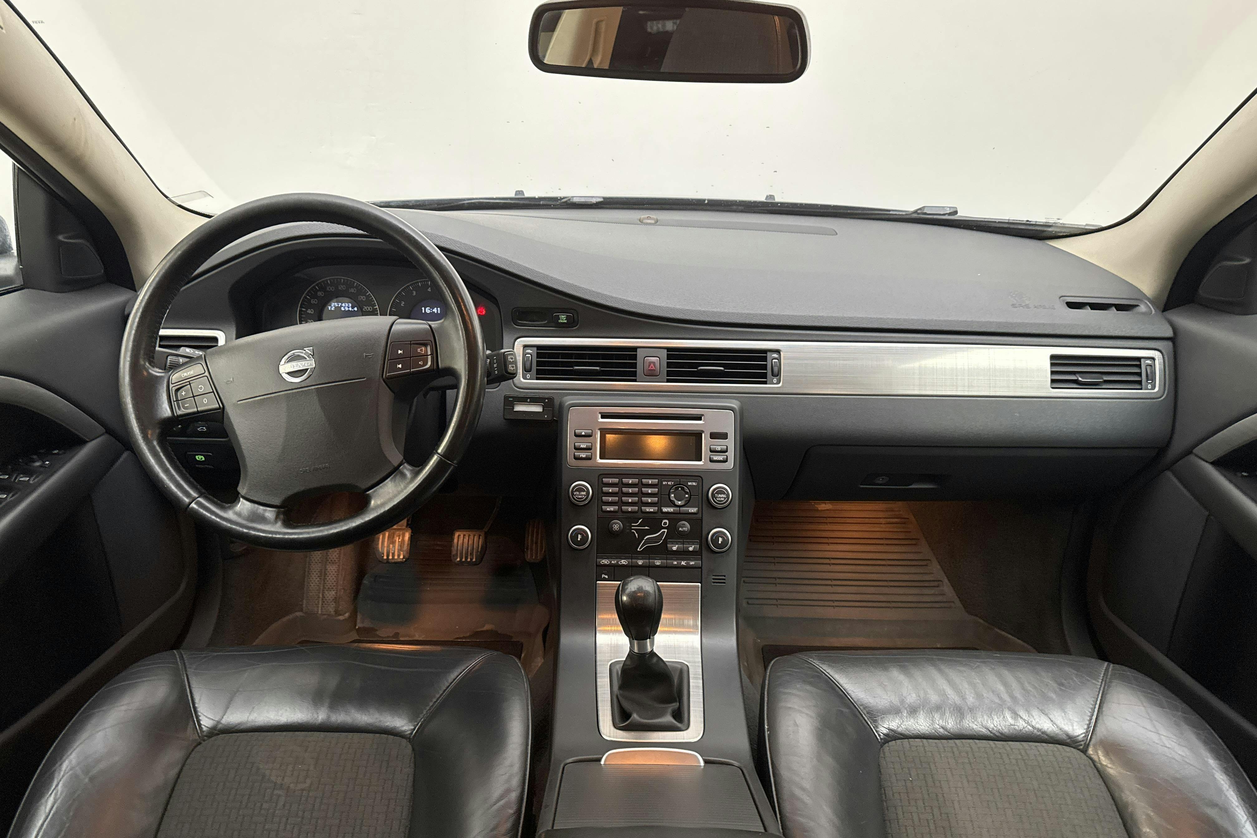 Volvo V70 II 2.5T (200hk) - 25 743 mil - Manuell - svart - 2008