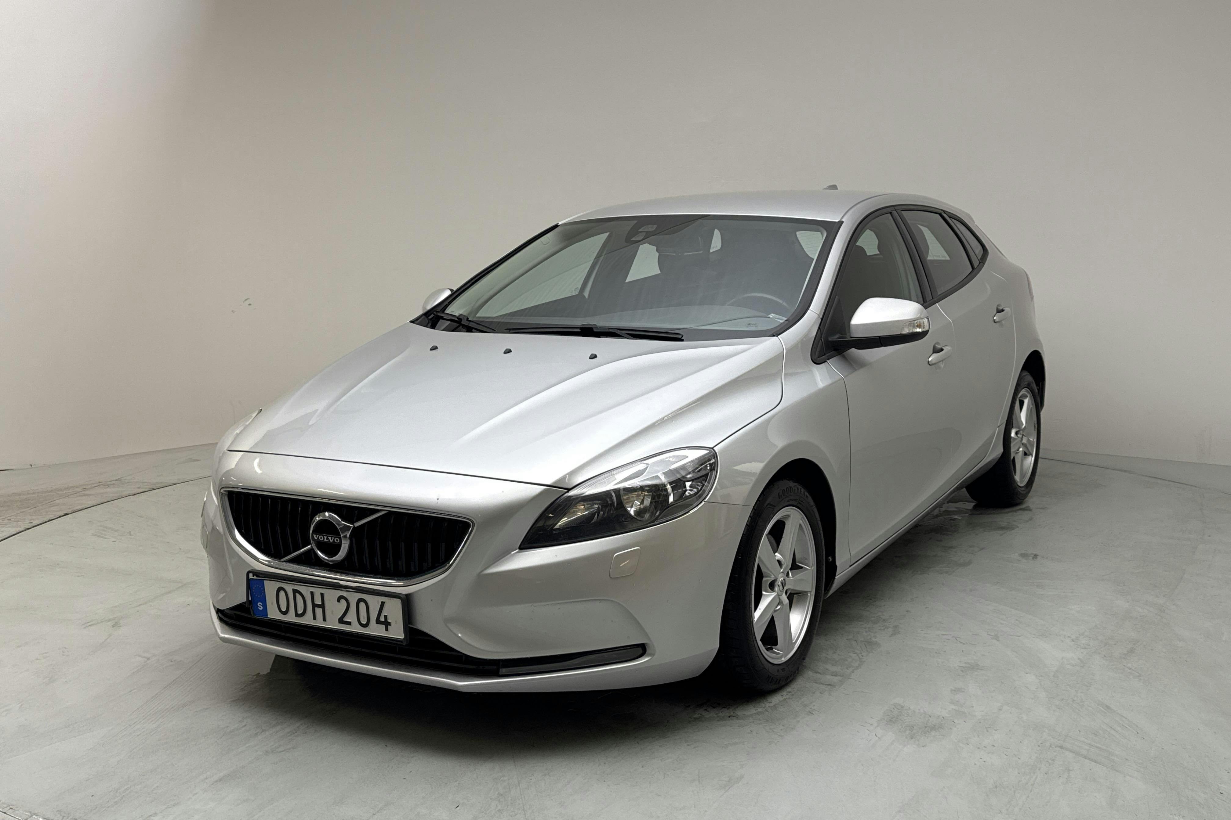 Volvo V40 D2 (120hk) - 117 300 km - Manual - silver - 2017