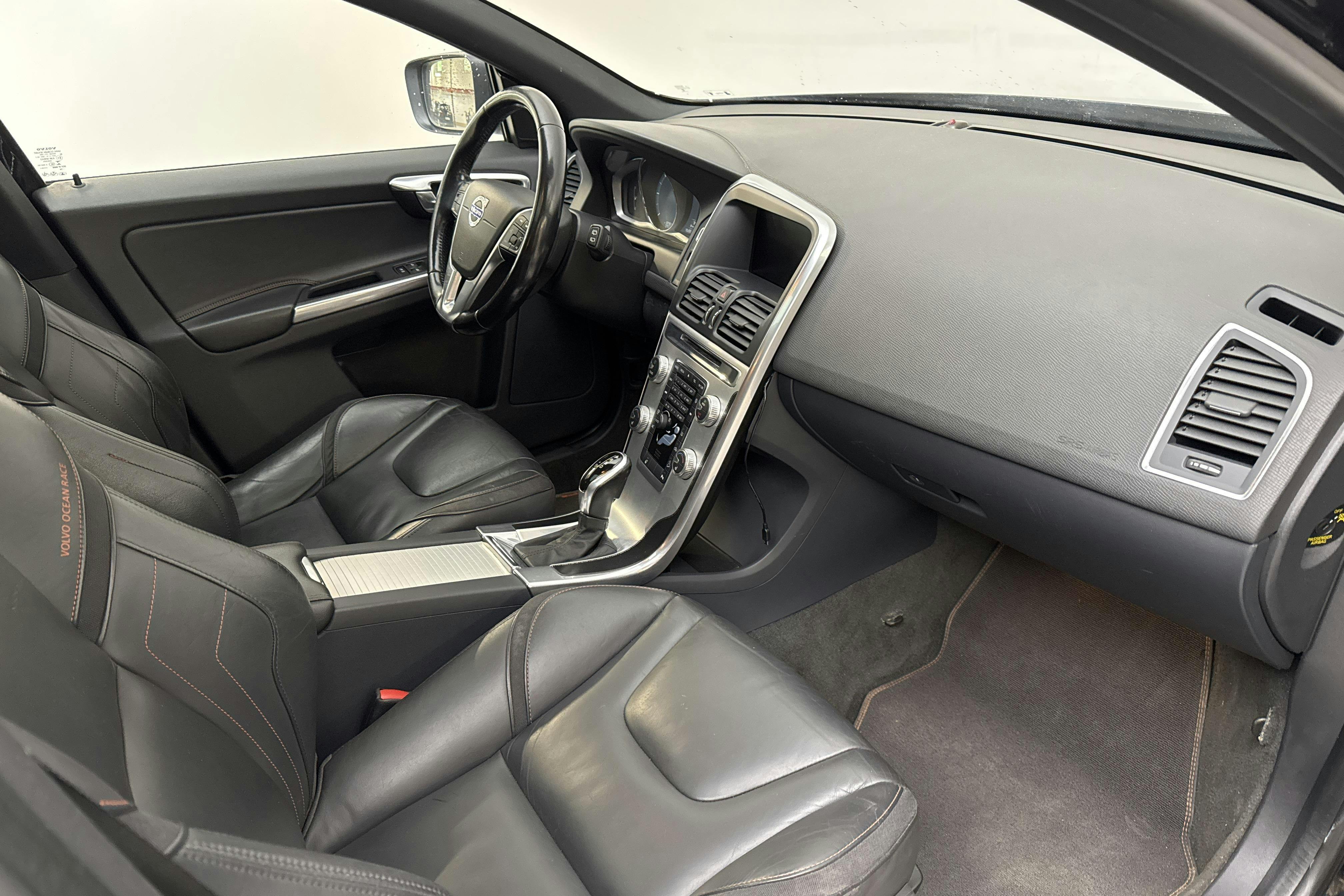 Volvo XC60 D4 AWD (181hk) - 27 074 mil - Automat - svart - 2015