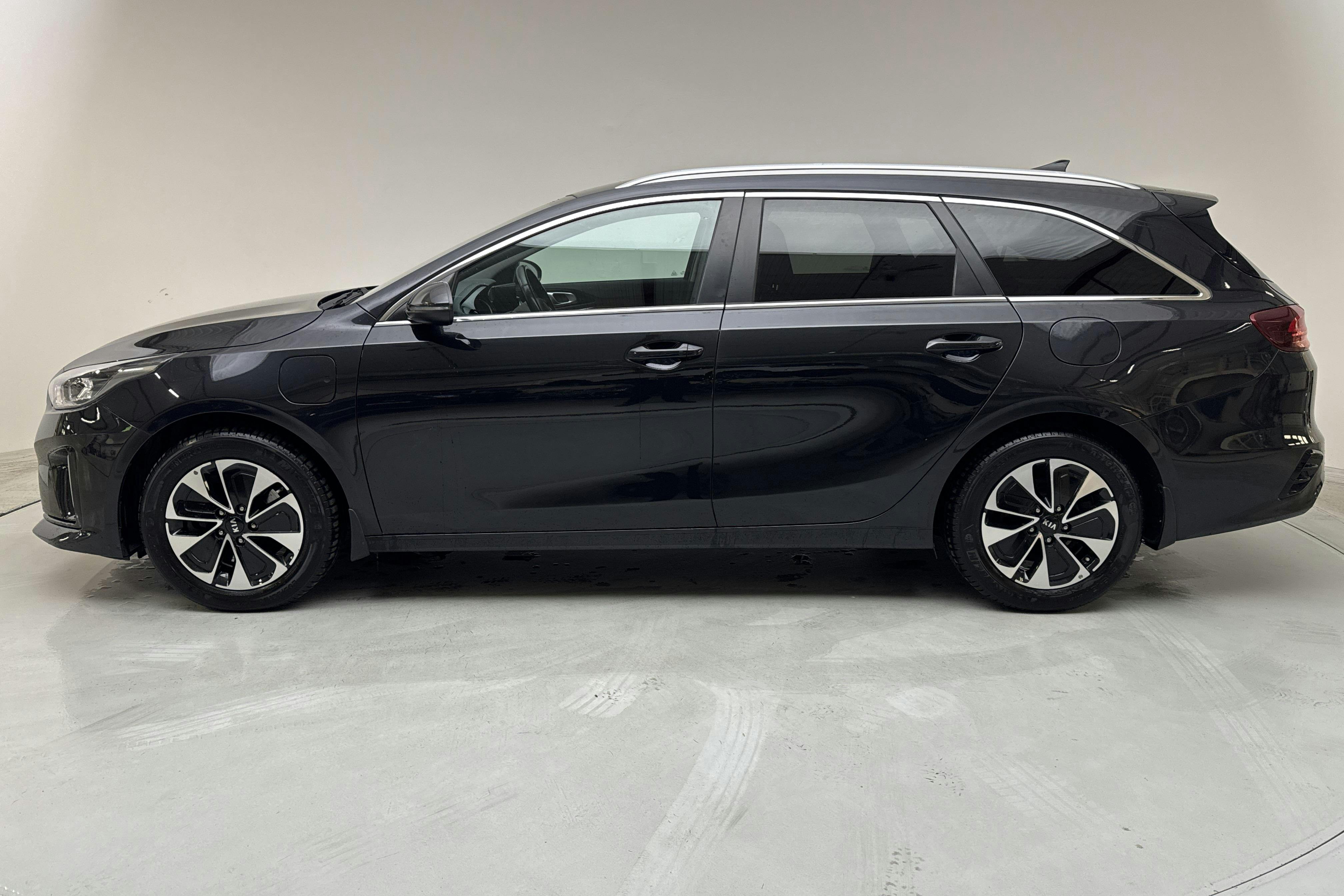 KIA Ceed 1.6 Plug-in Hybrid SW (141hk) - 7 309 mil - Automat - svart - 2020