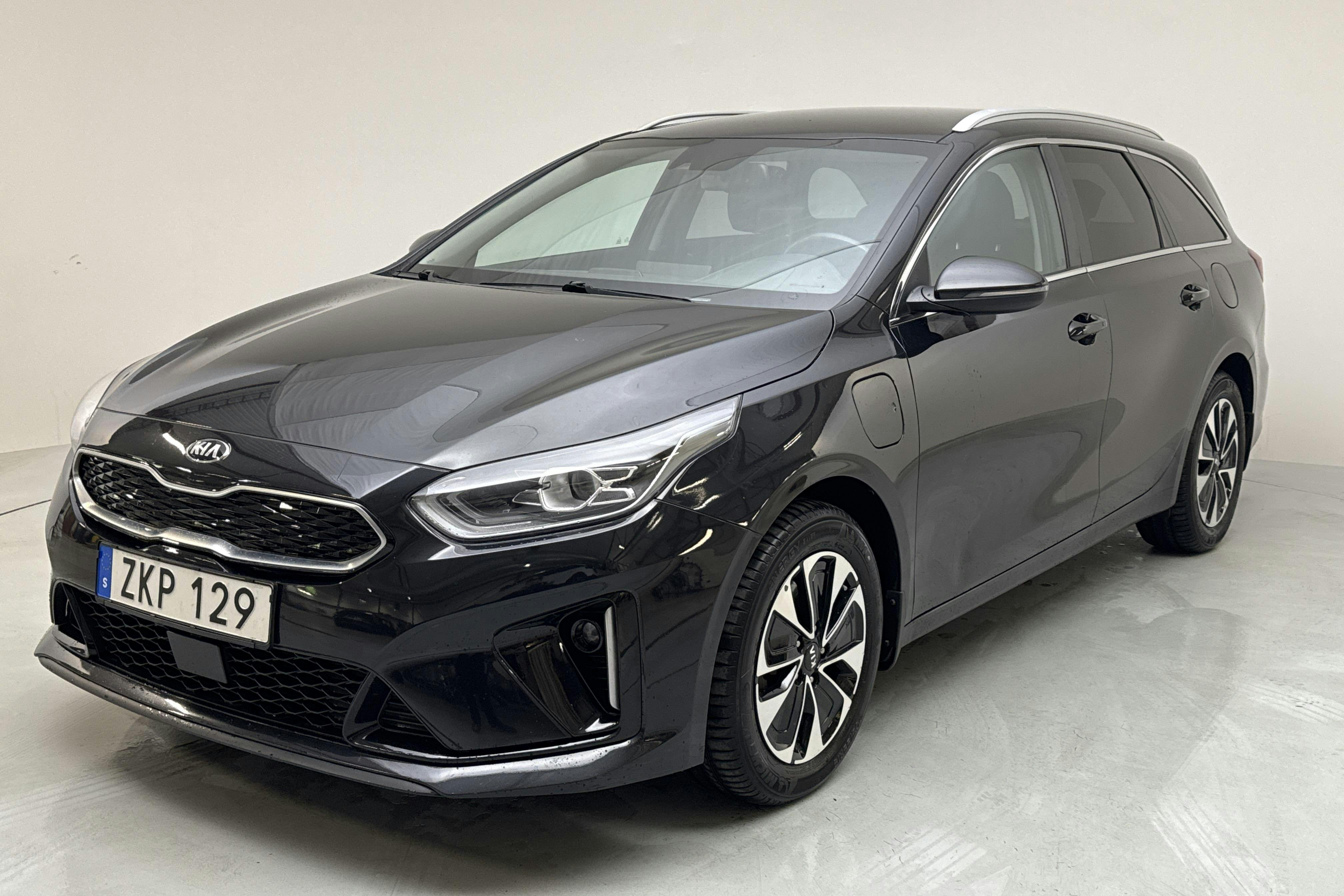 KIA Ceed 1.6 Plug-in Hybrid SW (141hk) - 7 309 mil - Automat - svart - 2020