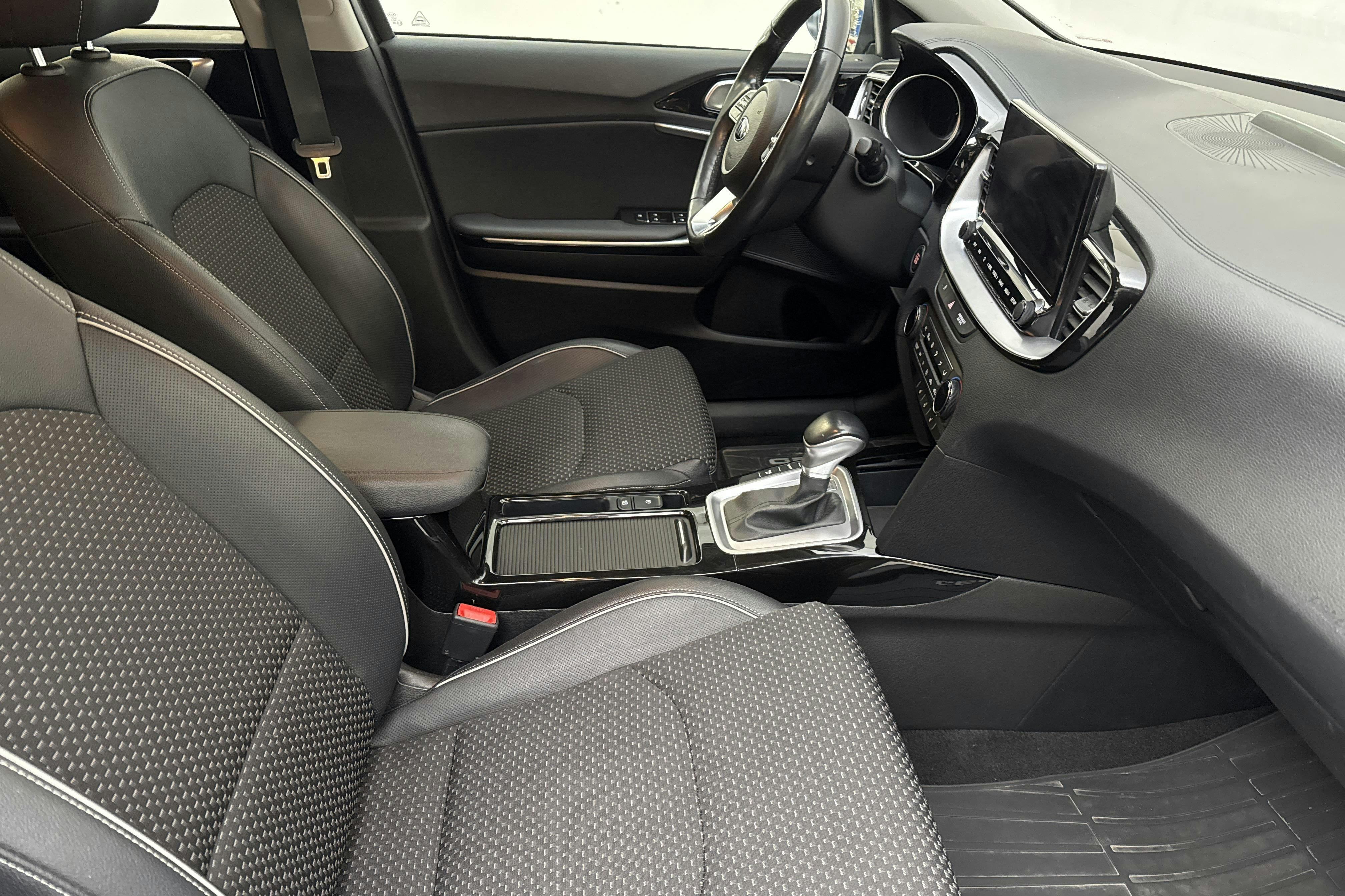 KIA Ceed 1.6 Plug-in Hybrid SW (141hk) - 7 309 mil - Automat - svart - 2020