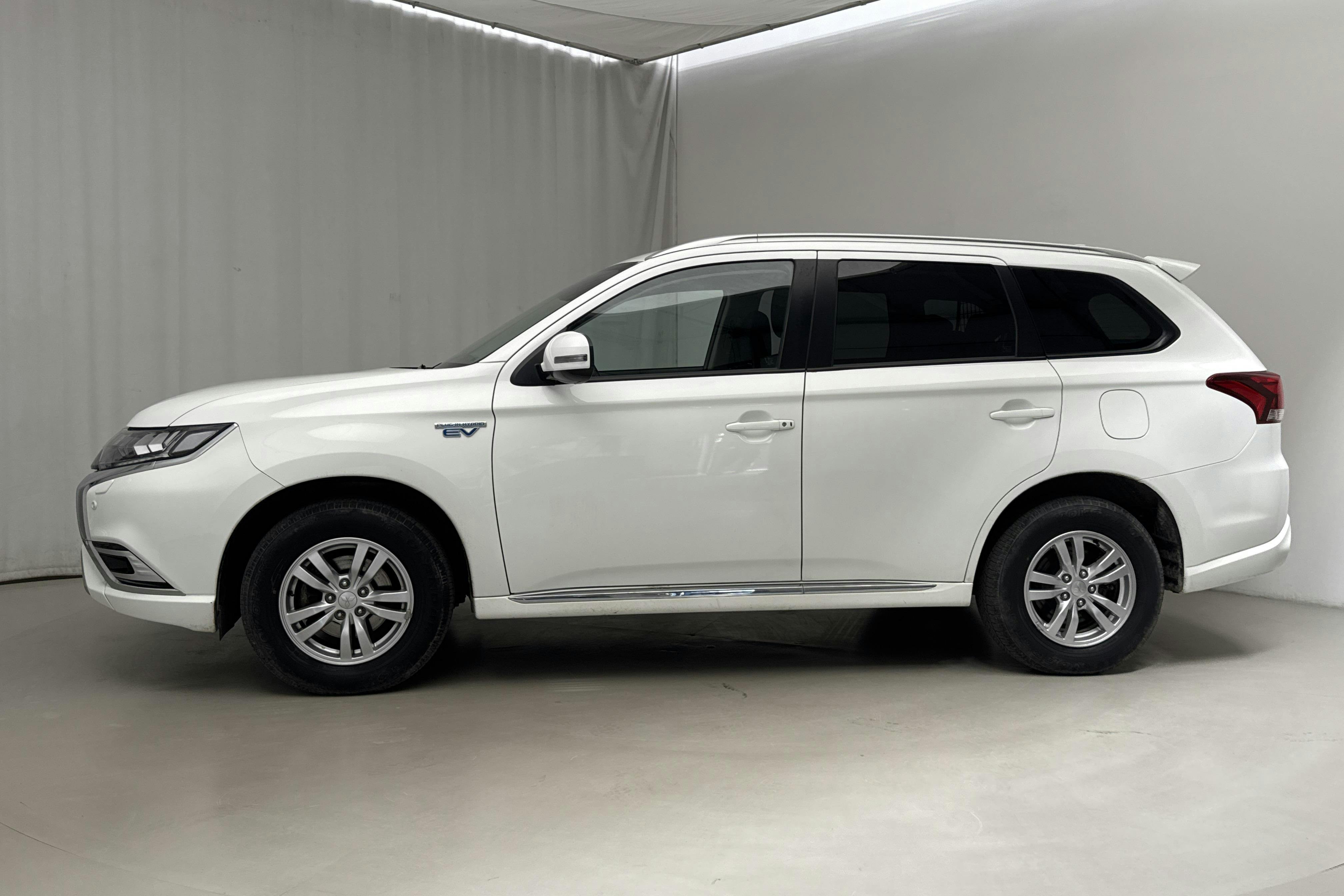 Mitsubishi Outlander 2.4 Plug-in Hybrid 4WD (136hk) - 7 090 mil - Automat - vit - 2020