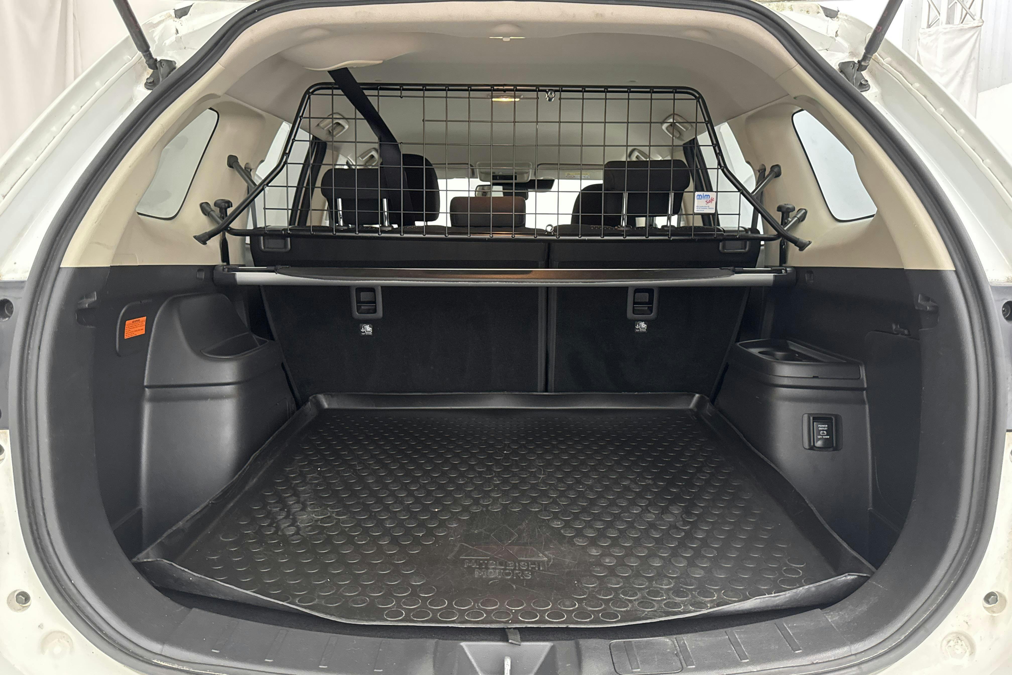 Mitsubishi Outlander 2.4 Plug-in Hybrid 4WD (136hk) - 7 090 mil - Automat - vit - 2020