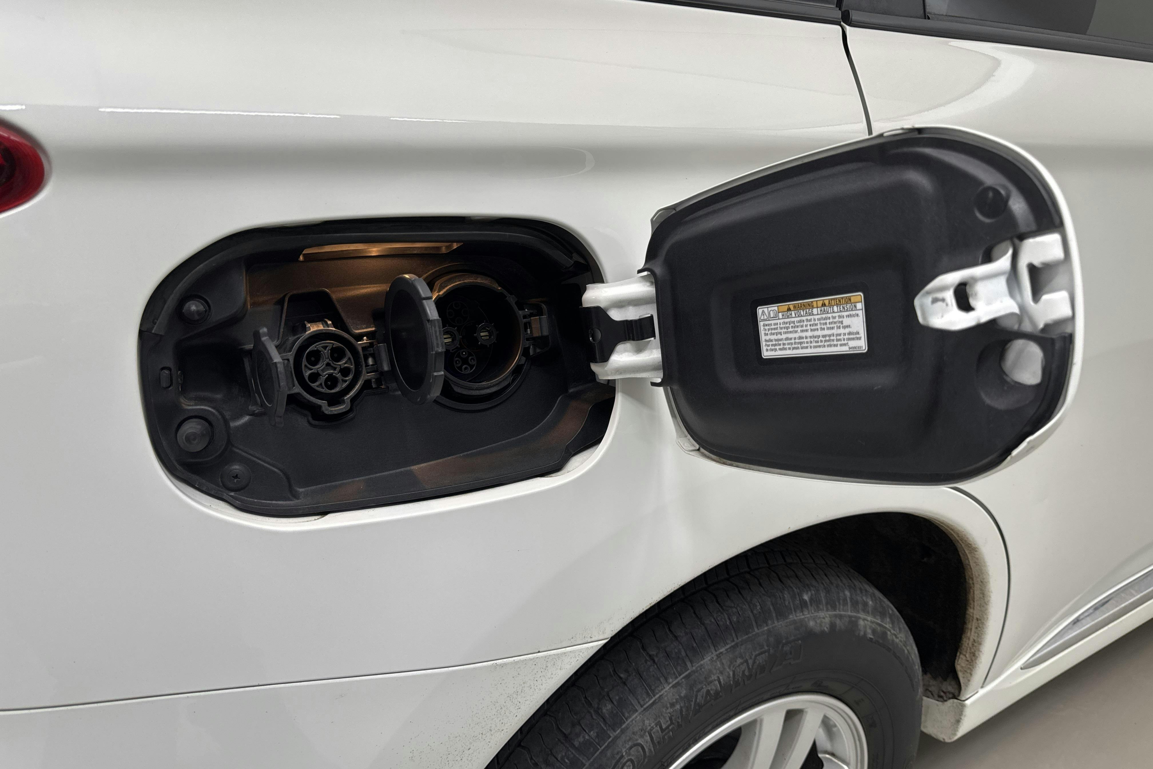 Mitsubishi Outlander 2.4 Plug-in Hybrid 4WD (136hk) - 7 090 mil - Automat - vit - 2020