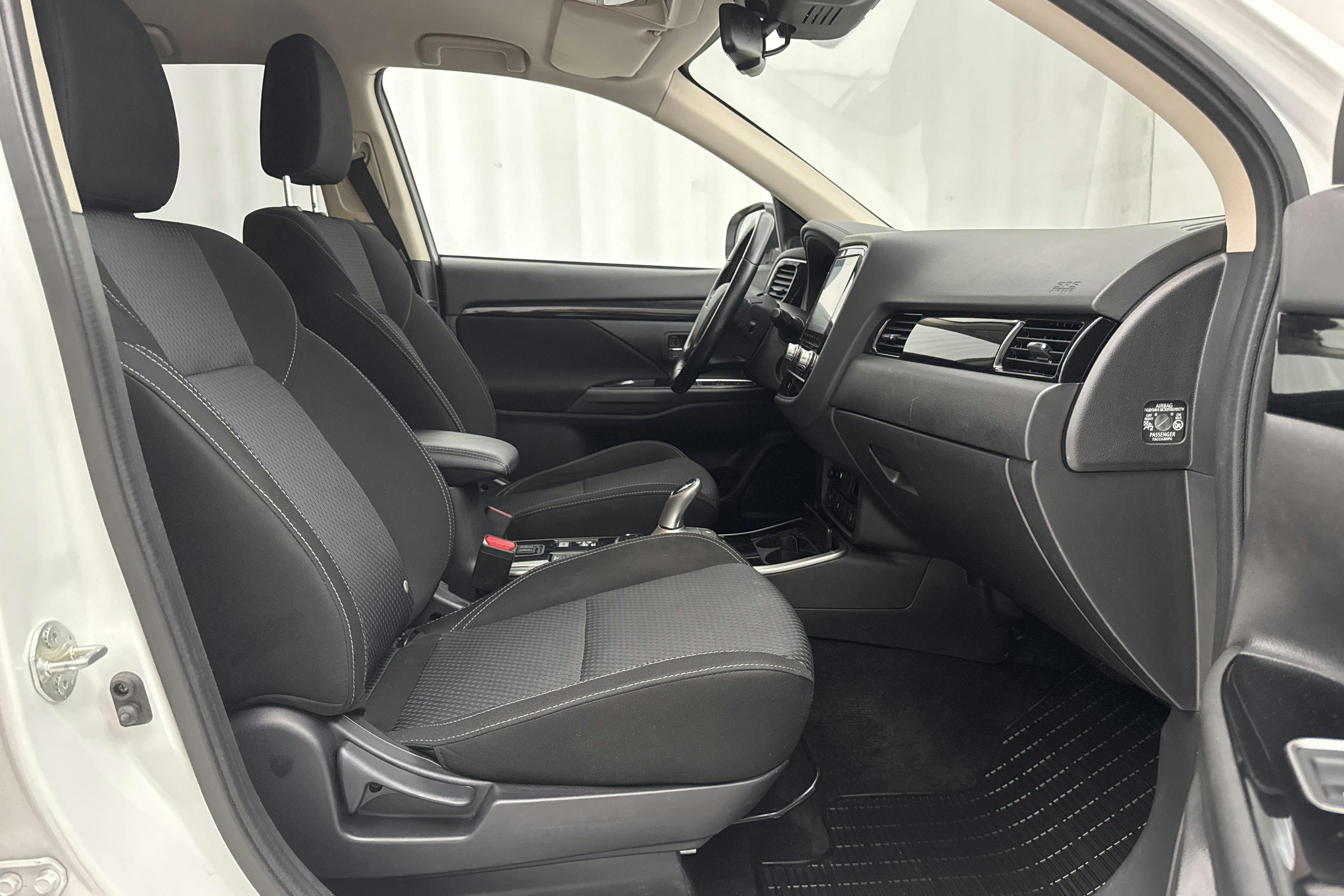 Mitsubishi Outlander 2.4 Plug-in Hybrid 4WD (136hk) - 7 090 mil - Automat - vit - 2020