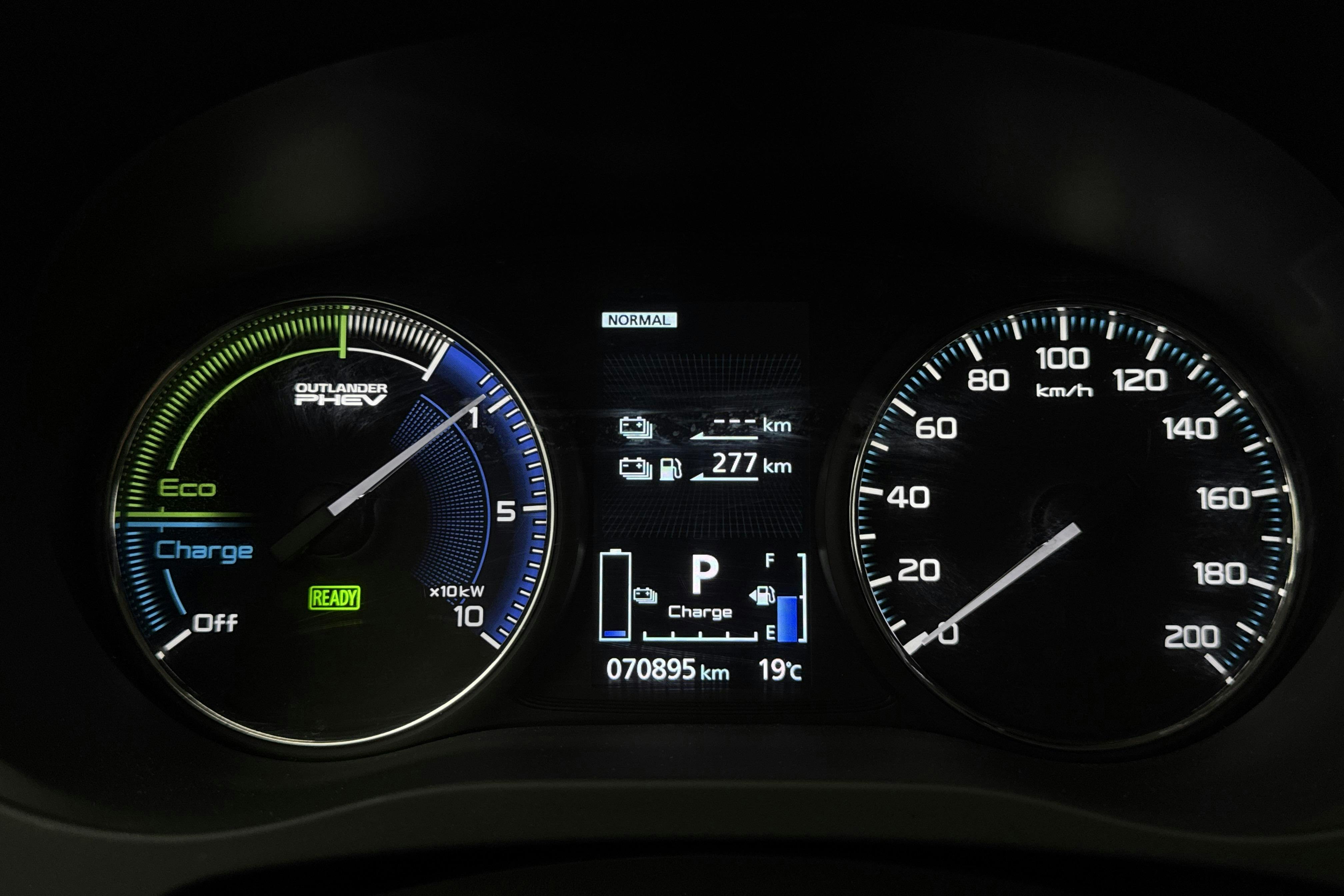 Mitsubishi Outlander 2.4 Plug-in Hybrid 4WD (136hk) - 7 090 mil - Automat - vit - 2020