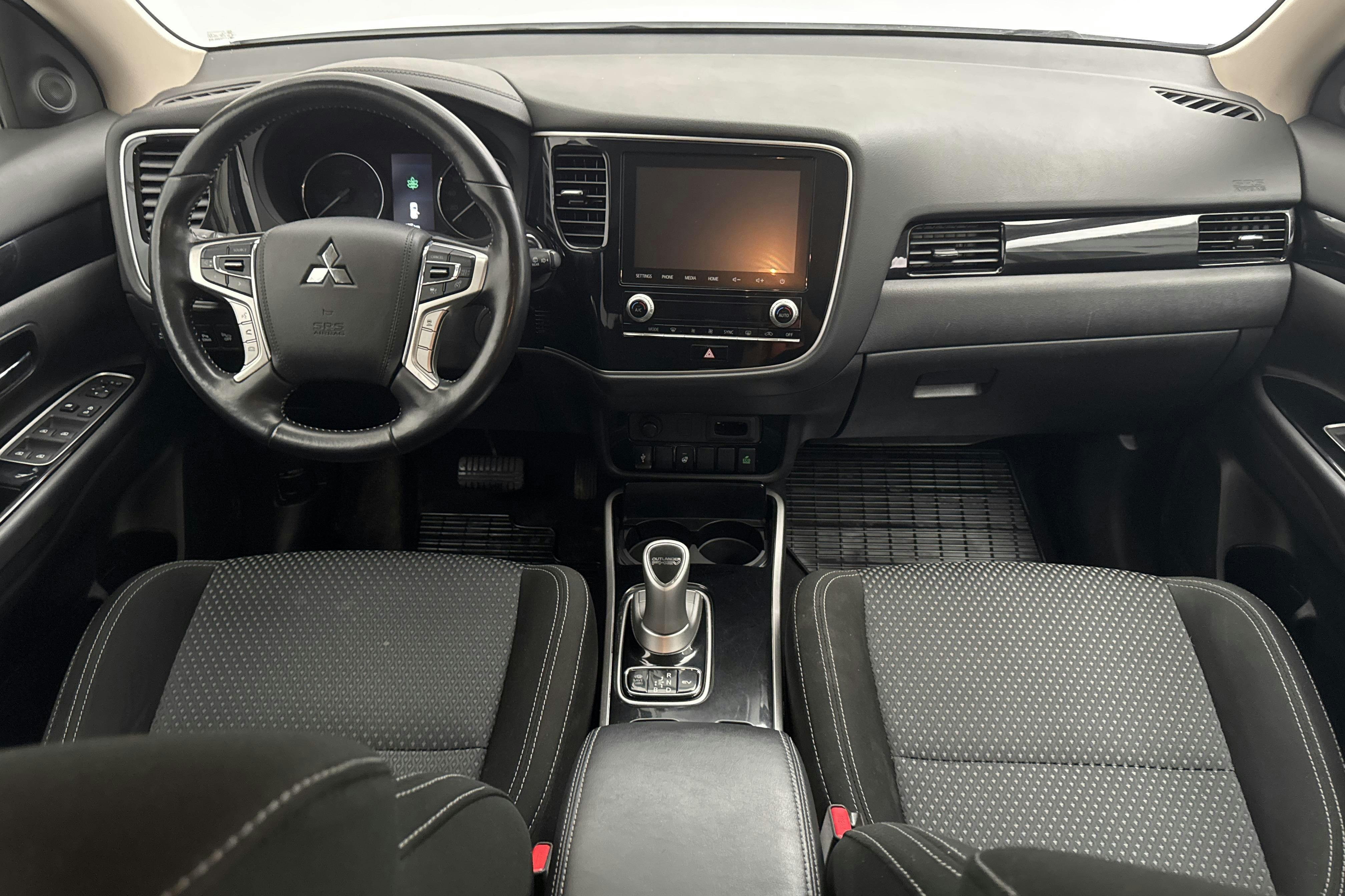 Mitsubishi Outlander 2.4 Plug-in Hybrid 4WD (136hk) - 7 090 mil - Automat - vit - 2020