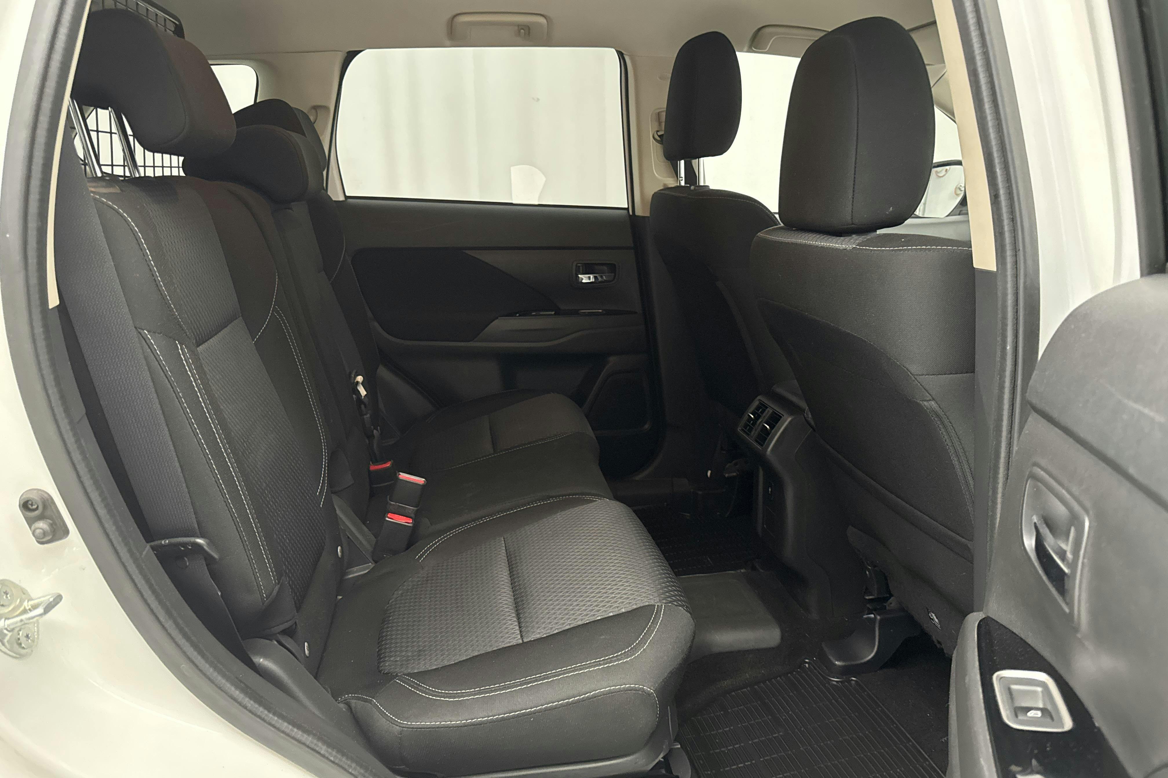 Mitsubishi Outlander 2.4 Plug-in Hybrid 4WD (136hk) - 7 090 mil - Automat - vit - 2020