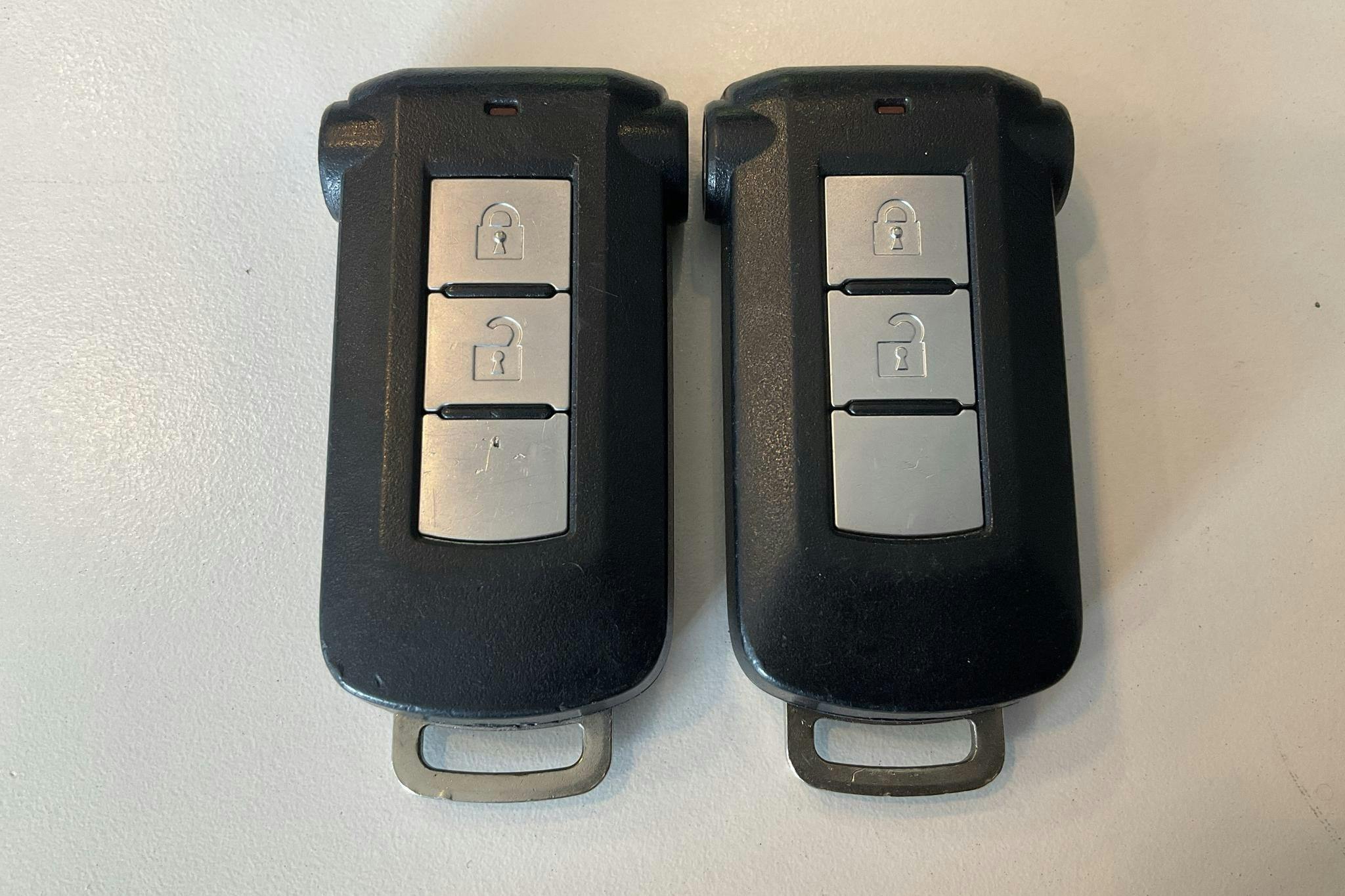 Mitsubishi Outlander 2.4 Plug-in Hybrid 4WD (136hk) - 7 090 mil - Automat - vit - 2020