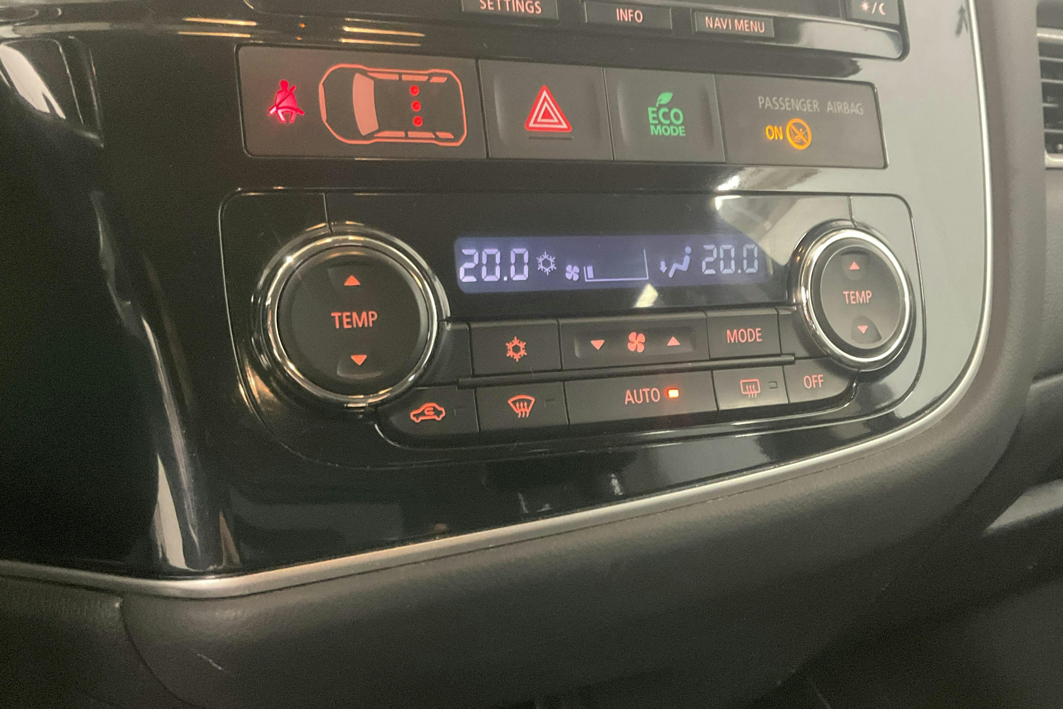 Mitsubishi Outlander 2.0 Plug-in Hybrid 4WD (121hk) - 17 686 mil - Automat - svart - 2015