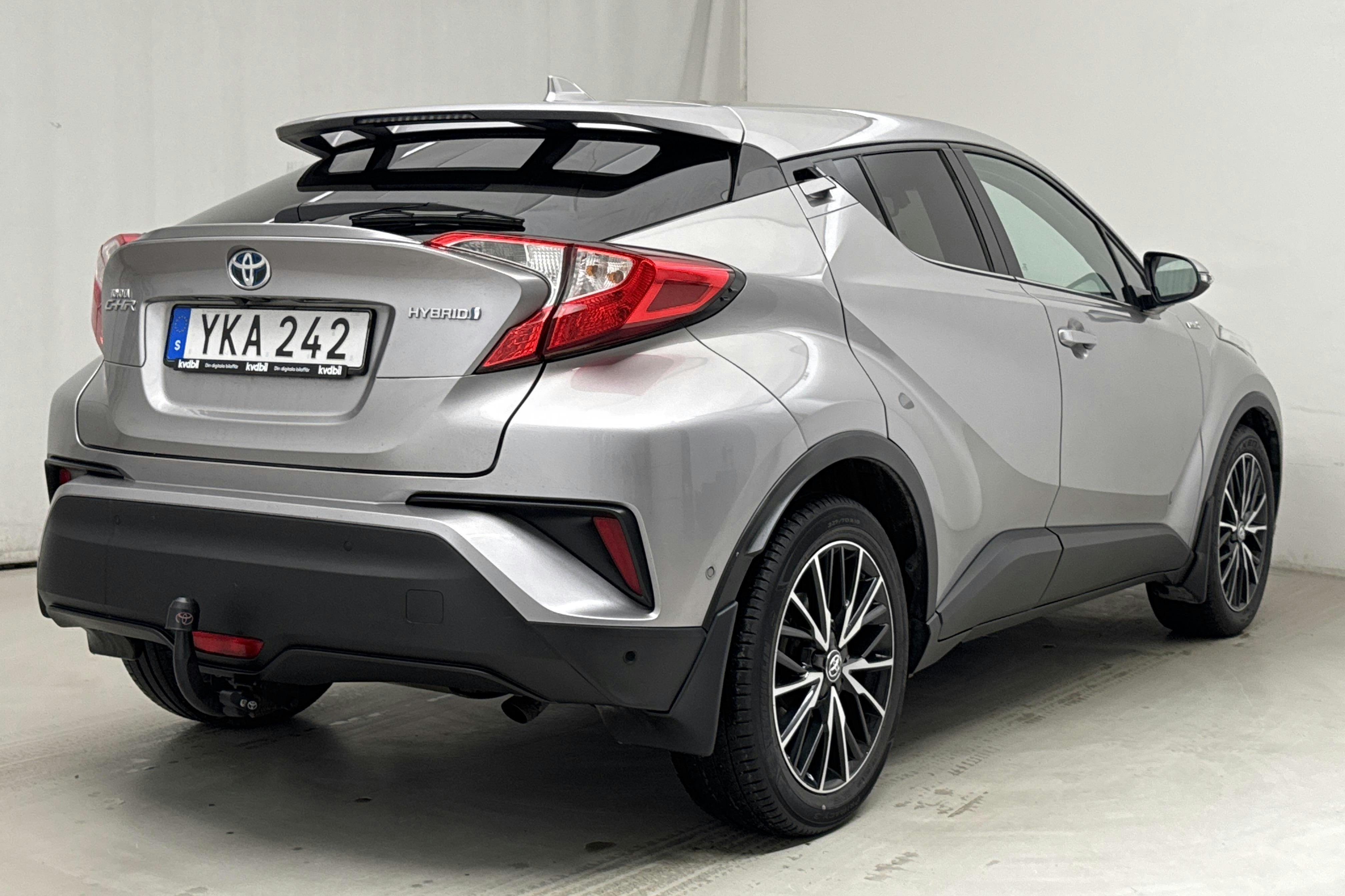 Toyota C-HR 1.8 HSD (122hk) - 8 162 mil - Automat - Dark Grey - 2017