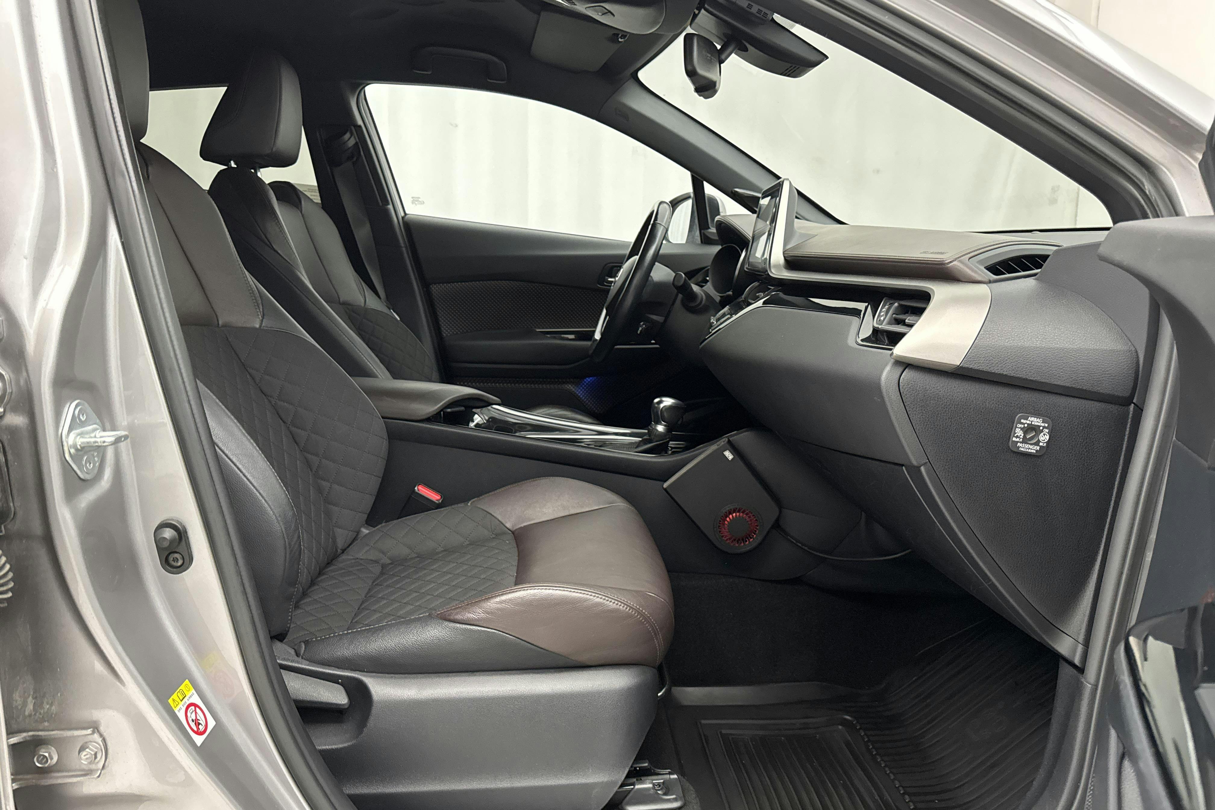 Toyota C-HR 1.8 HSD (122hk) - 8 162 mil - Automat - Dark Grey - 2017