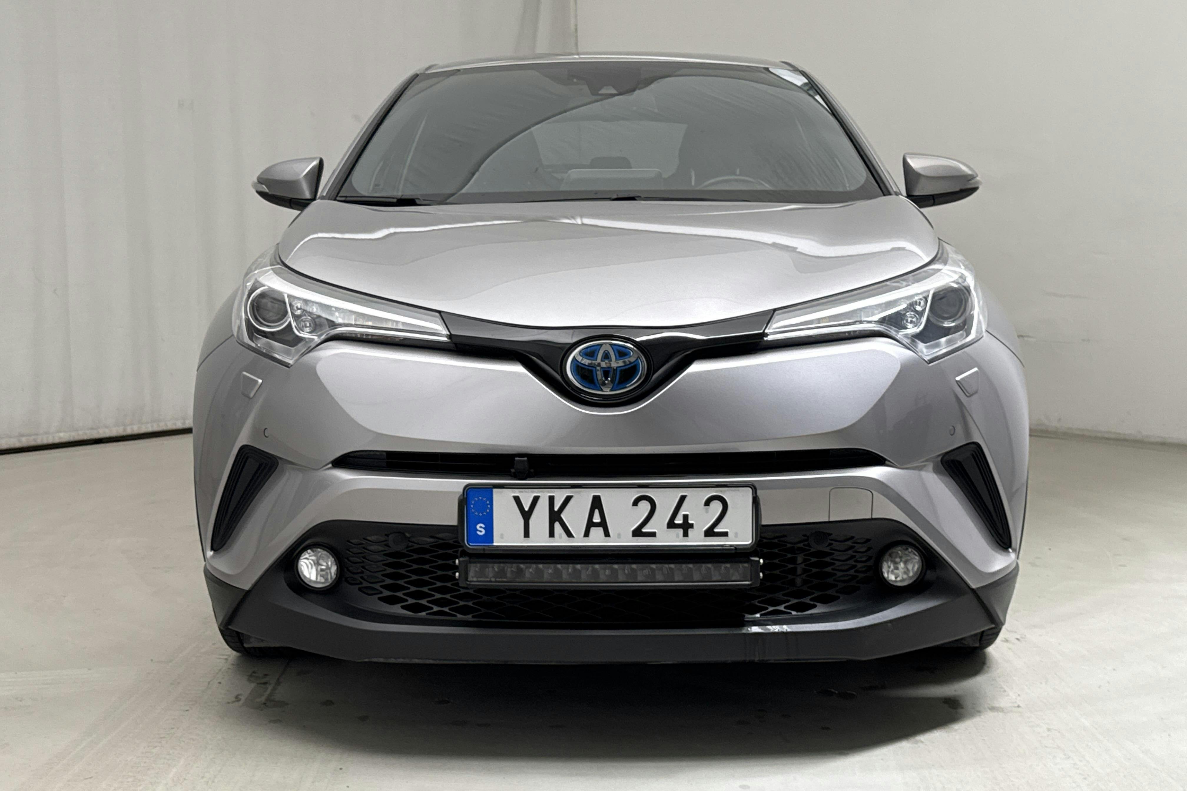 Toyota C-HR 1.8 HSD (122hk) - 8 162 mil - Automat - Dark Grey - 2017