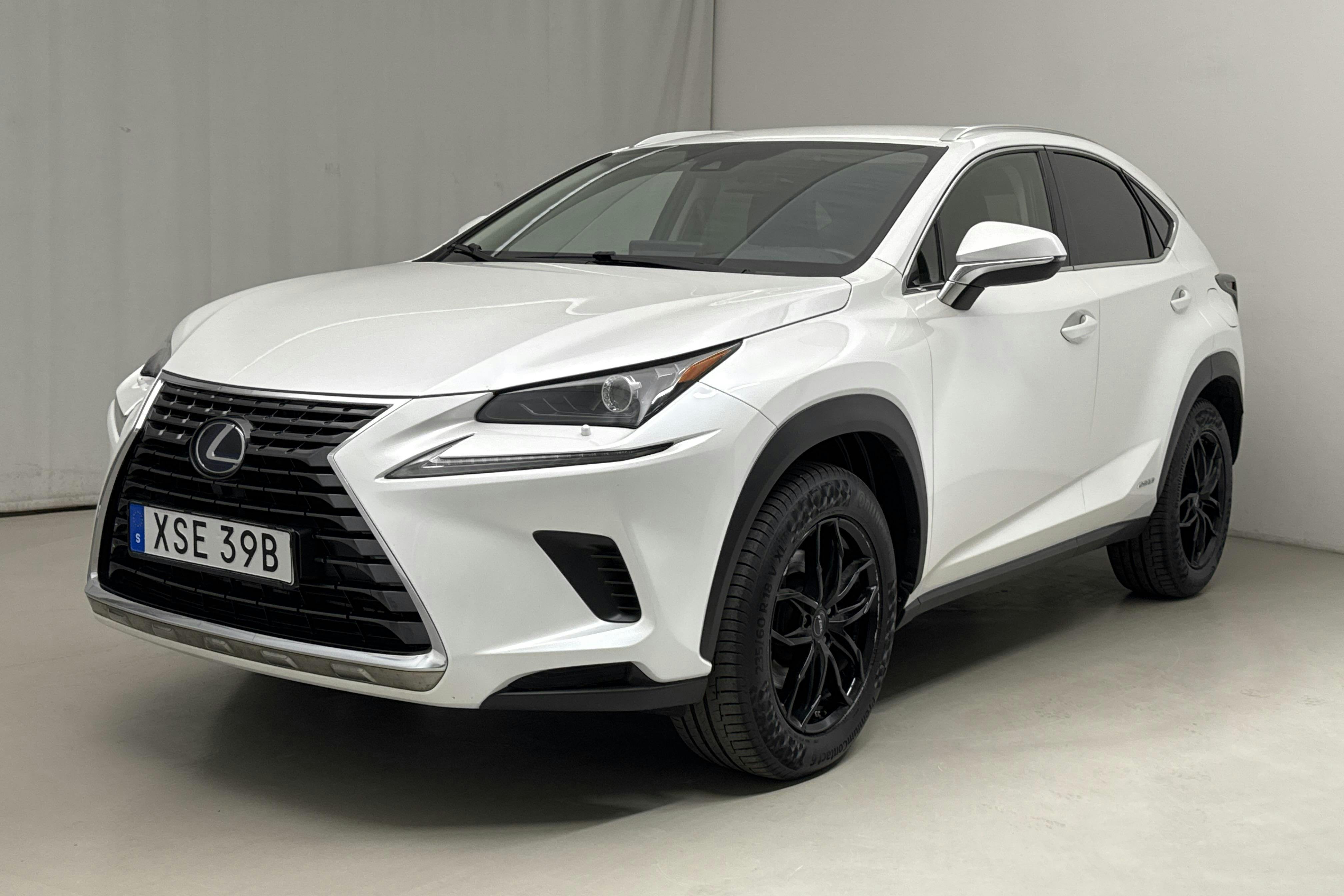 Lexus NX 300h AWD (197hk) - 132 250 km - Automaatne - valge - 2019