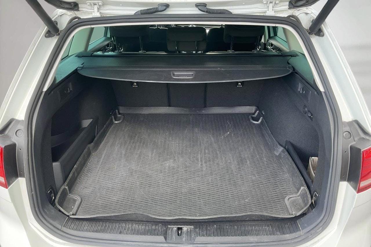 VW Passat 2.0 TDI Sportscombi 4MOTION (150hk) - 22 211 mil - Manuell - vit - 2016