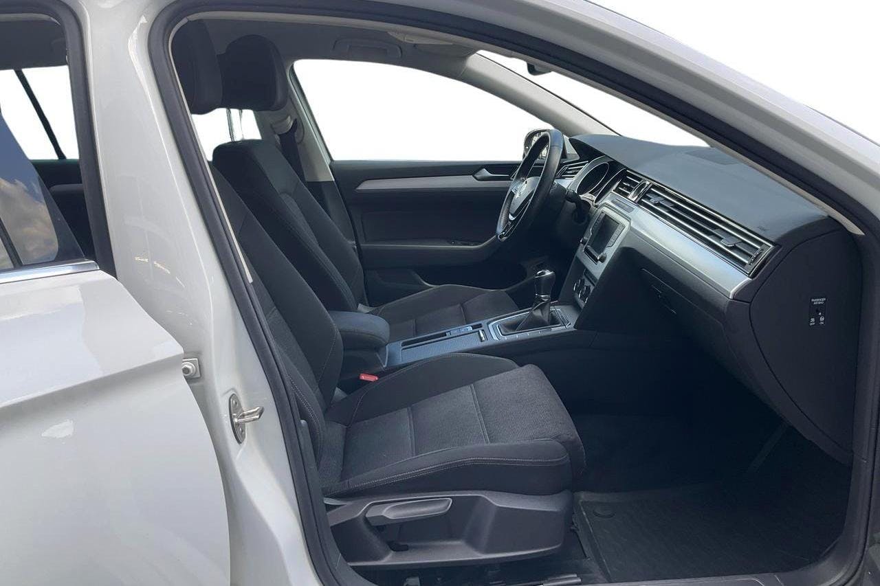 VW Passat 2.0 TDI Sportscombi 4MOTION (150hk) - 22 211 mil - Manuell - vit - 2016