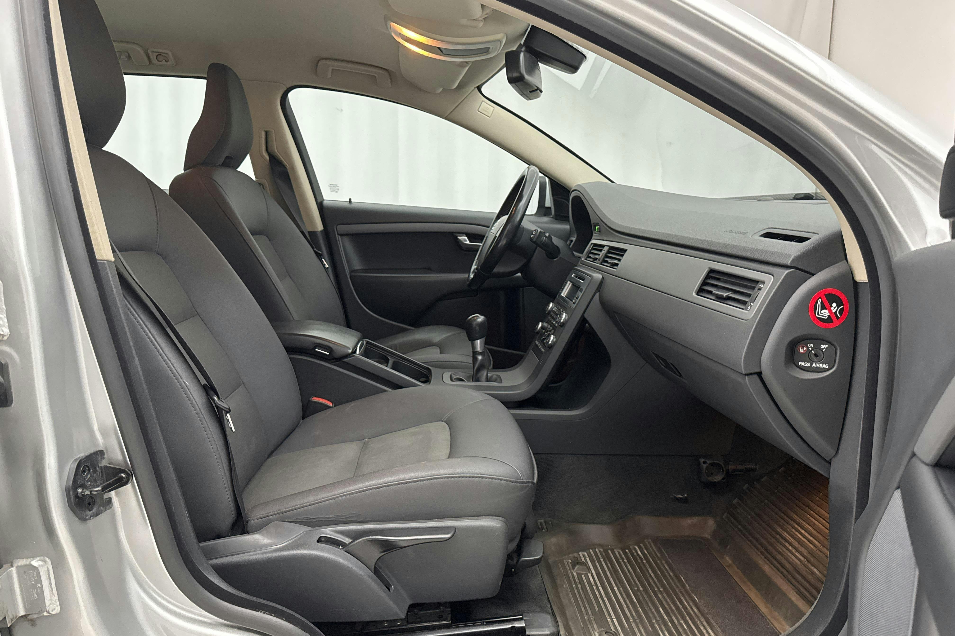 Volvo V70 II 2.0F (145hk) - 22 687 mil - Manuell - Light Grey - 2009