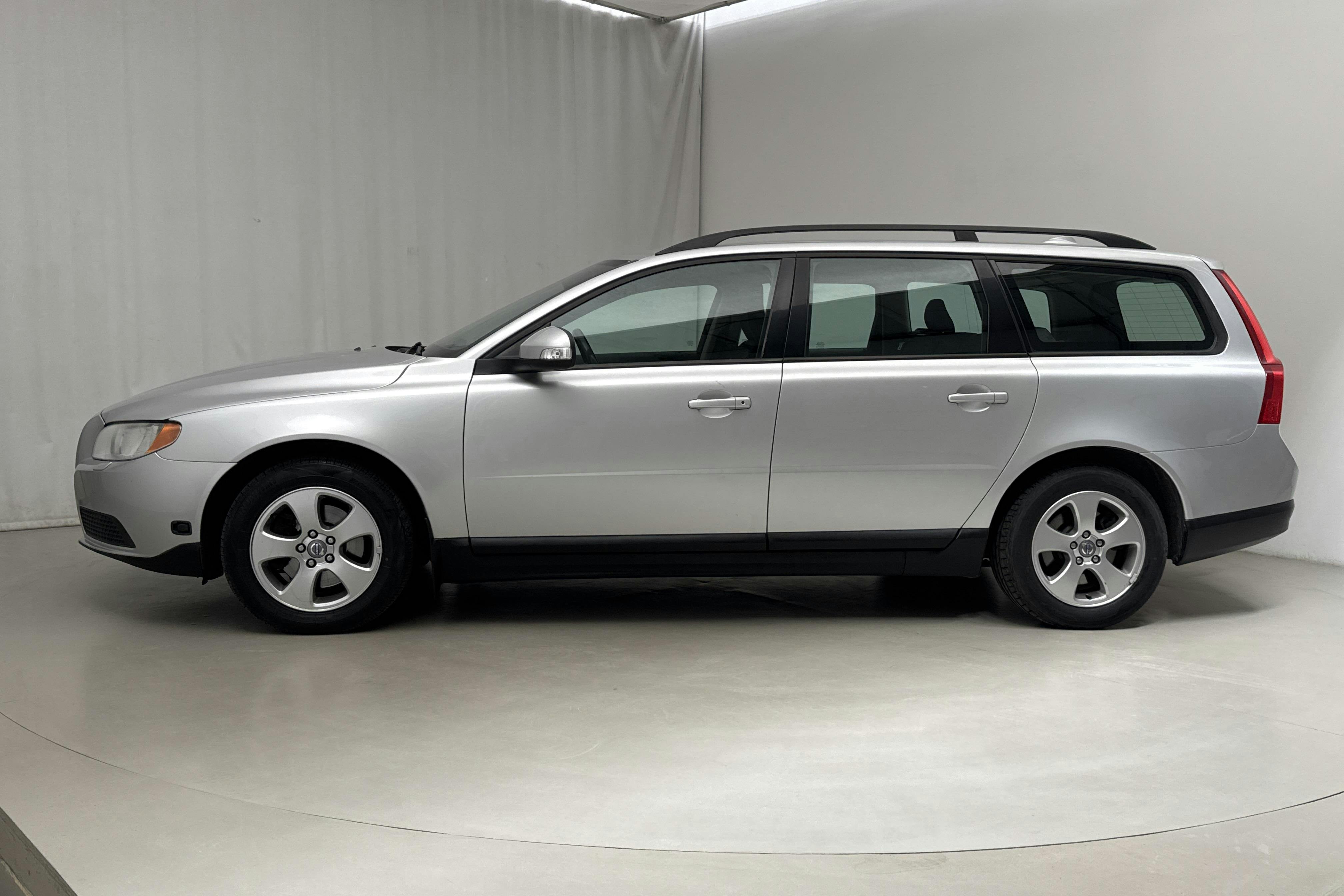 Volvo V70 II 2.0F (145hk) - 22 687 mil - Manuell - Light Grey - 2009