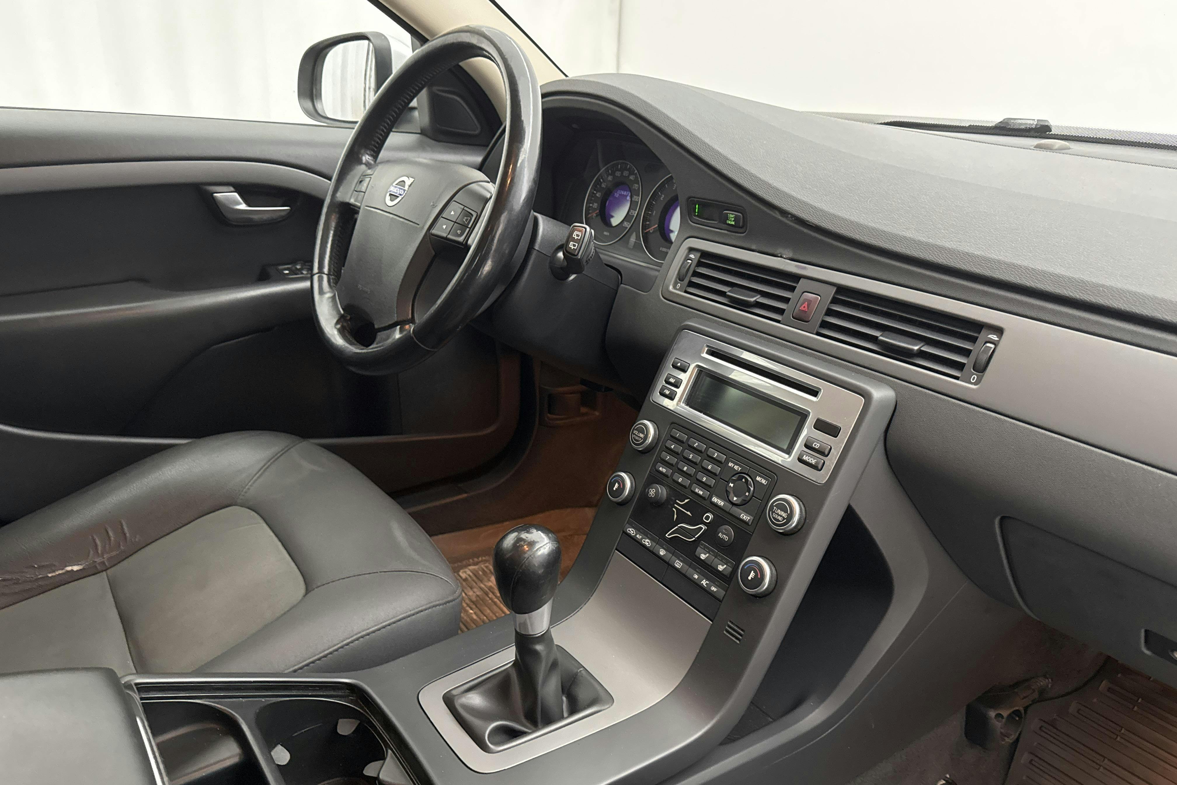 Volvo V70 II 2.0F (145hk) - 22 687 mil - Manuell - Light Grey - 2009