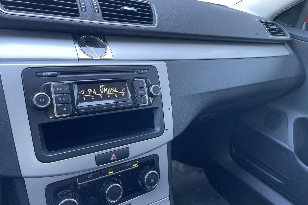 VW Passat 2.0 TDI BlueMotion Technology (140hk) - 14 505 mil - Manuell - röd - 2012