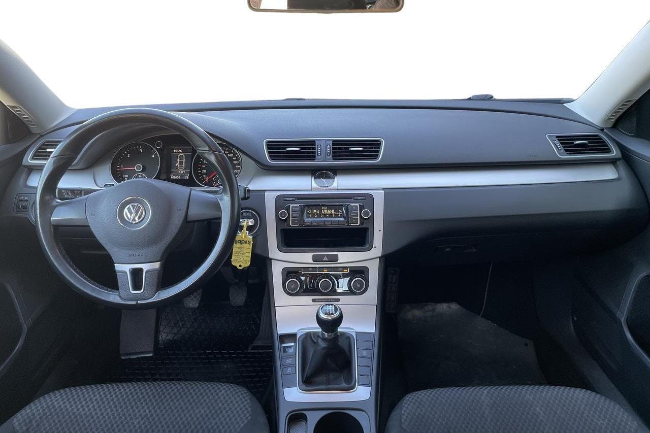 VW Passat 2.0 TDI BlueMotion Technology (140hk) - 14 505 mil - Manuell - röd - 2012