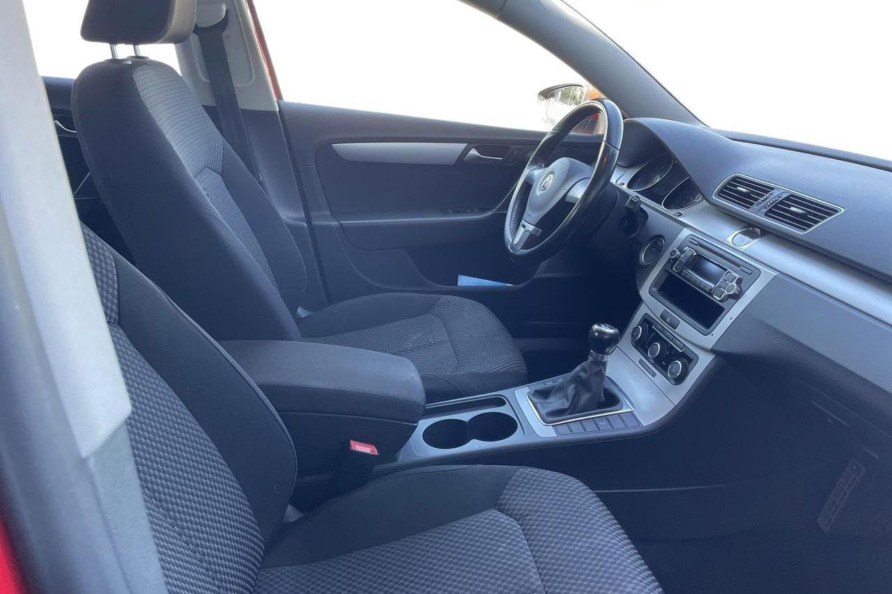 VW Passat 2.0 TDI BlueMotion Technology (140hk) - 14 505 mil - Manuell - röd - 2012
