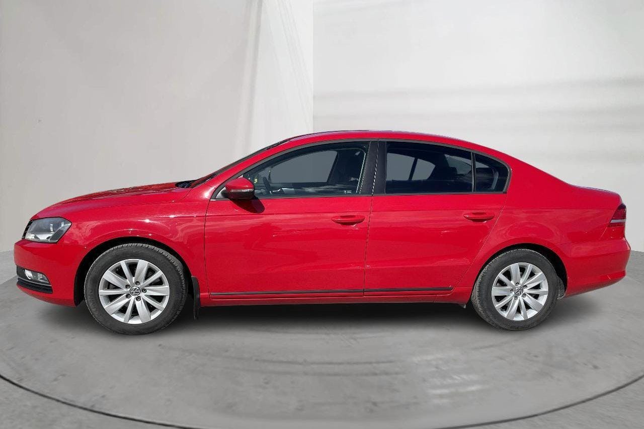 VW Passat 2.0 TDI BlueMotion Technology (140hk) - 14 505 mil - Manuell - röd - 2012