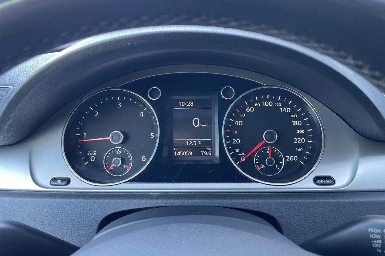 VW Passat 2.0 TDI BlueMotion Technology (140hk) - 14 505 mil - Manuell - röd - 2012