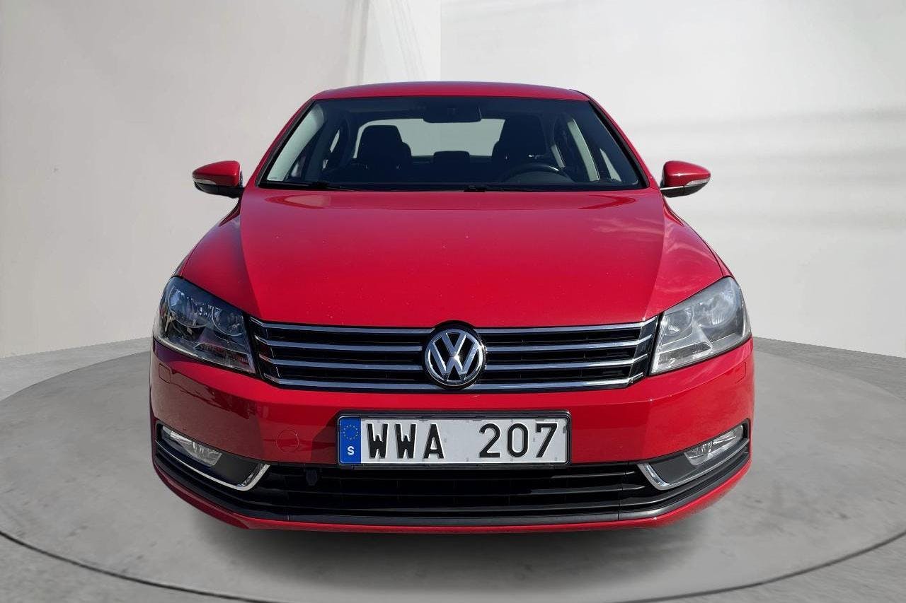 VW Passat 2.0 TDI BlueMotion Technology (140hk) - 14 505 mil - Manuell - röd - 2012