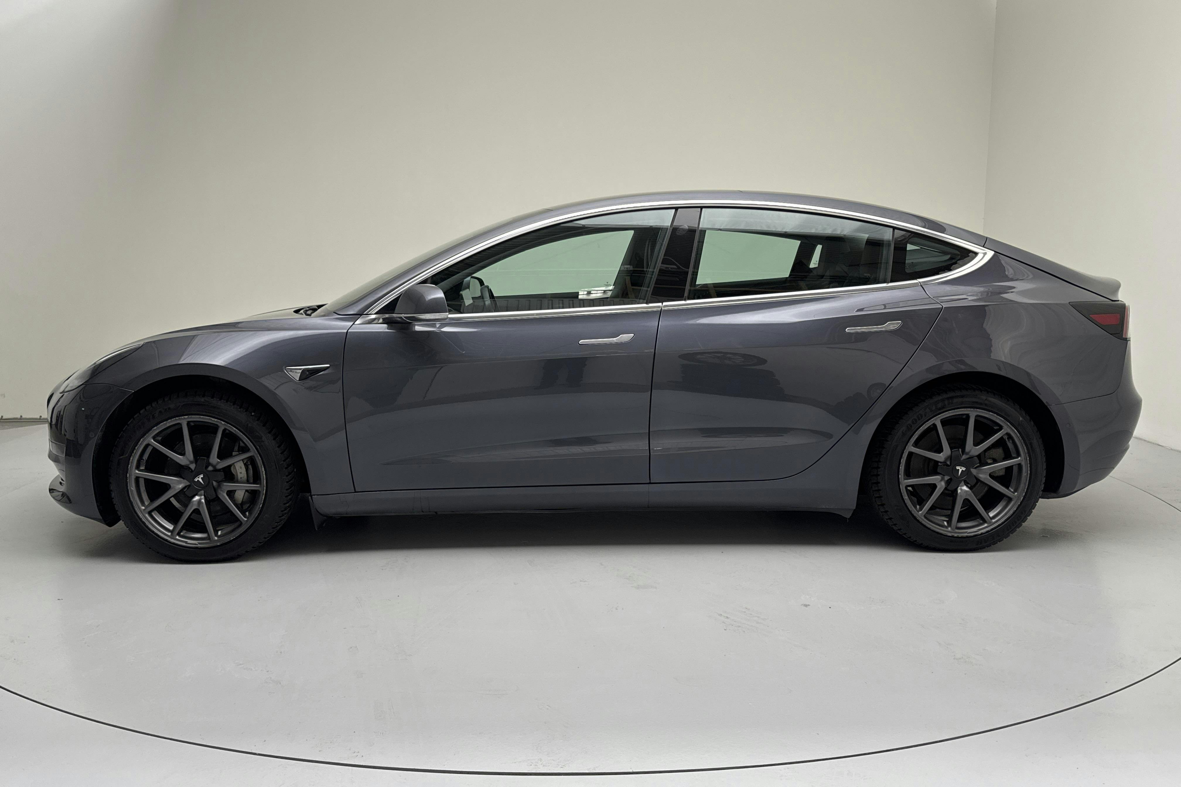 Presentationsfoto 2 av 17: Tesla Model 3 Long Range Dual Motor AWD - 17 776 mil - Automat - grå - 2019