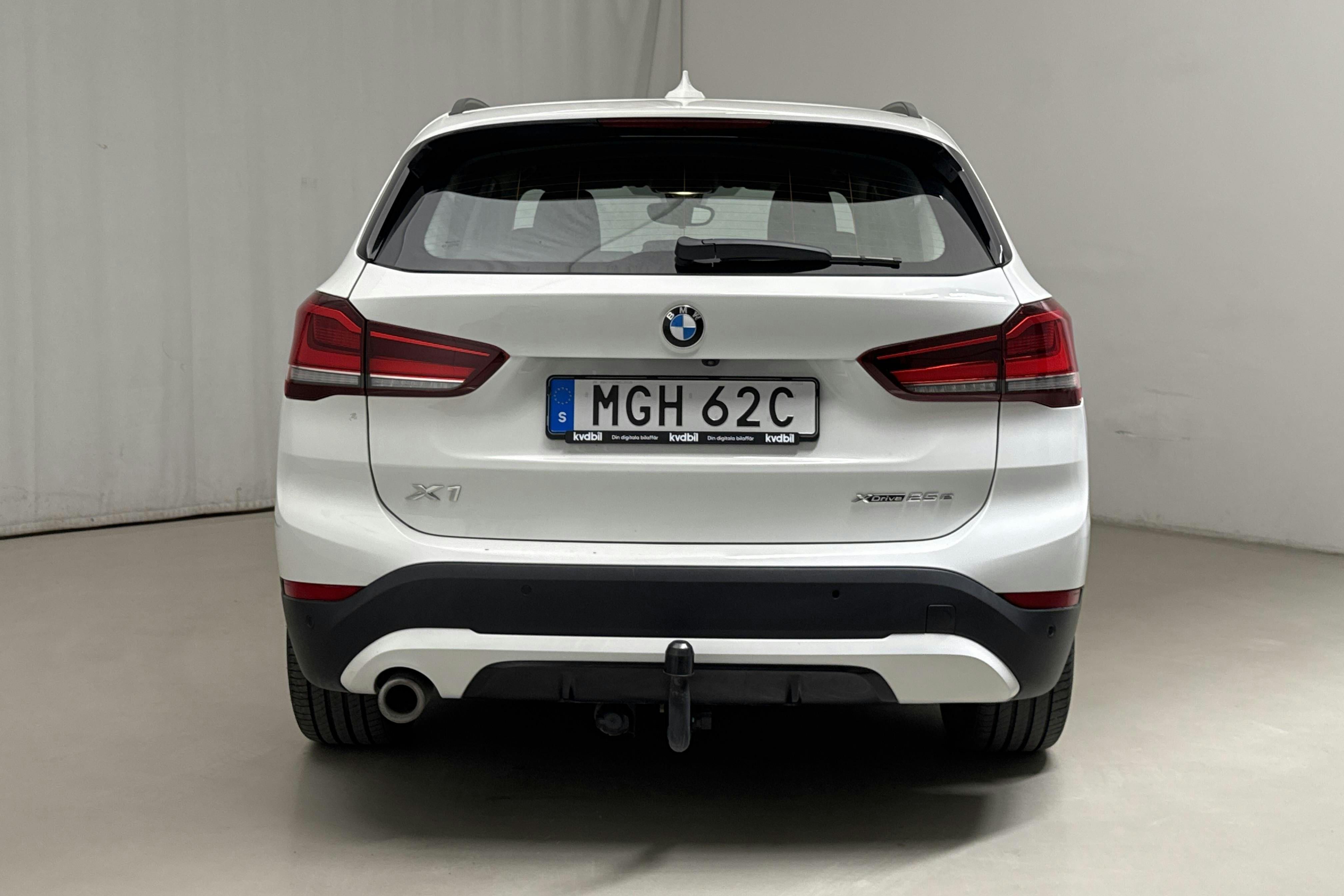 BMW X1 xDrive25e 9,7 kWh LCI, F48 (220hk) - 7 764 mil - Automat - vit - 2021