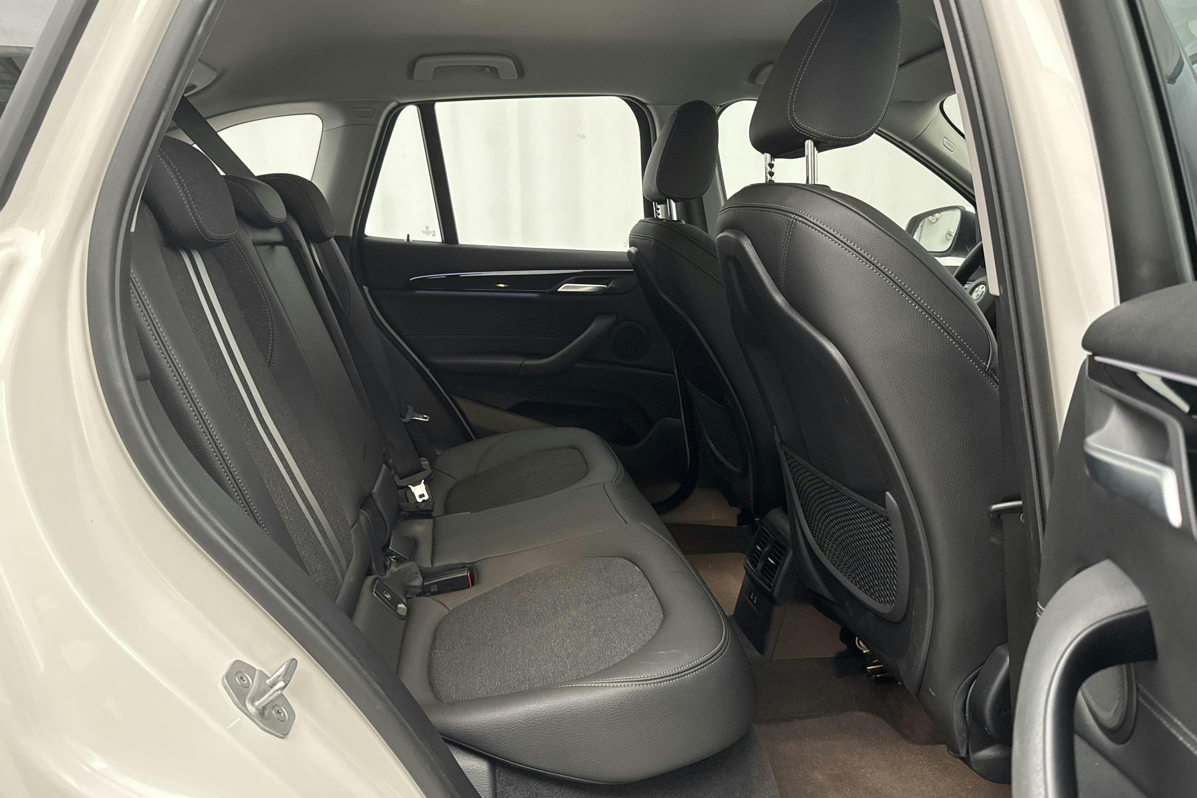 BMW X1 xDrive25e 9,7 kWh LCI, F48 (220hk) - 7 764 mil - Automat - vit - 2021