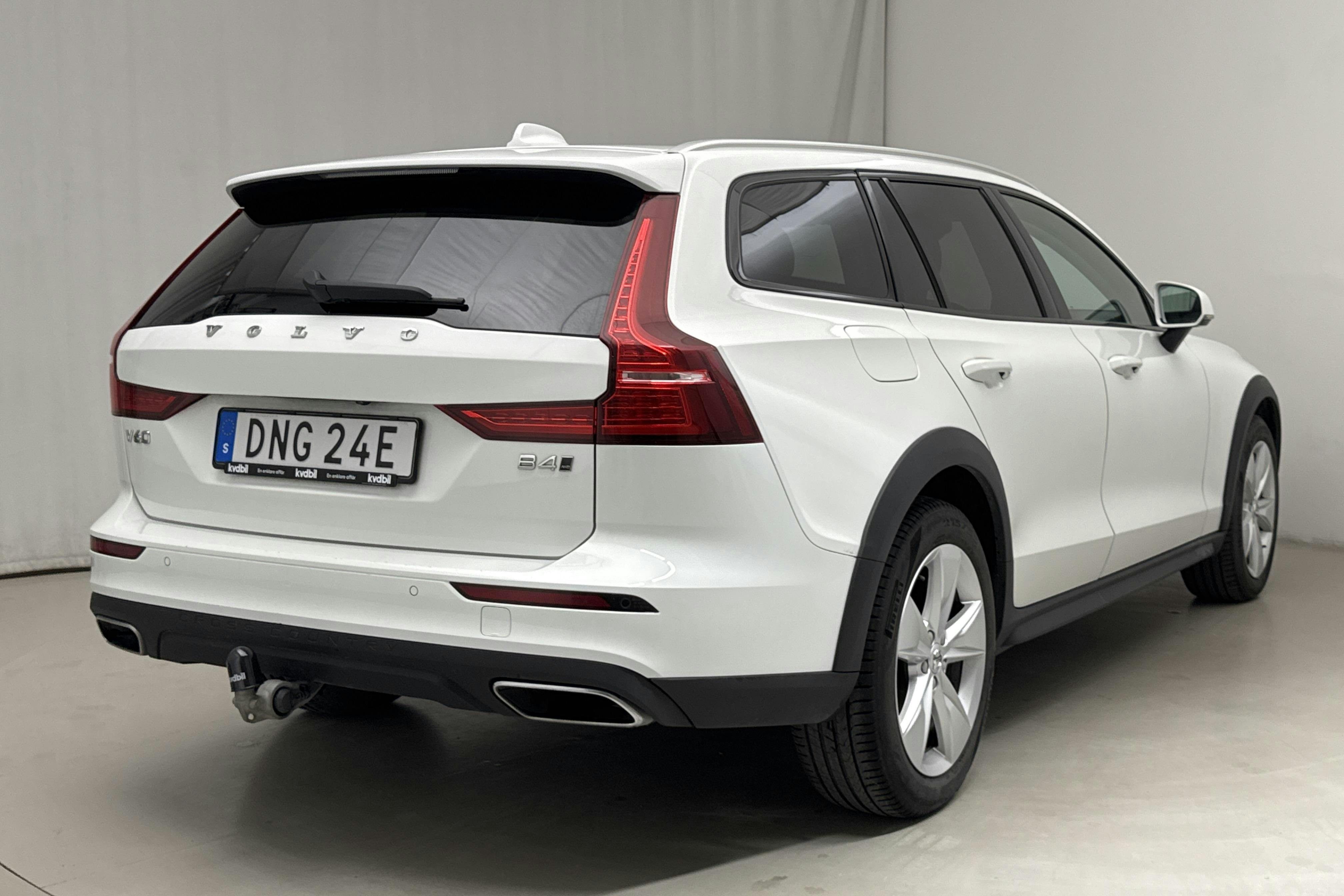 Volvo V60 B4 Cross Country AWD Mildhybrid, Diesel (197hk) - 9 996 mil - Automat - vit - 2021
