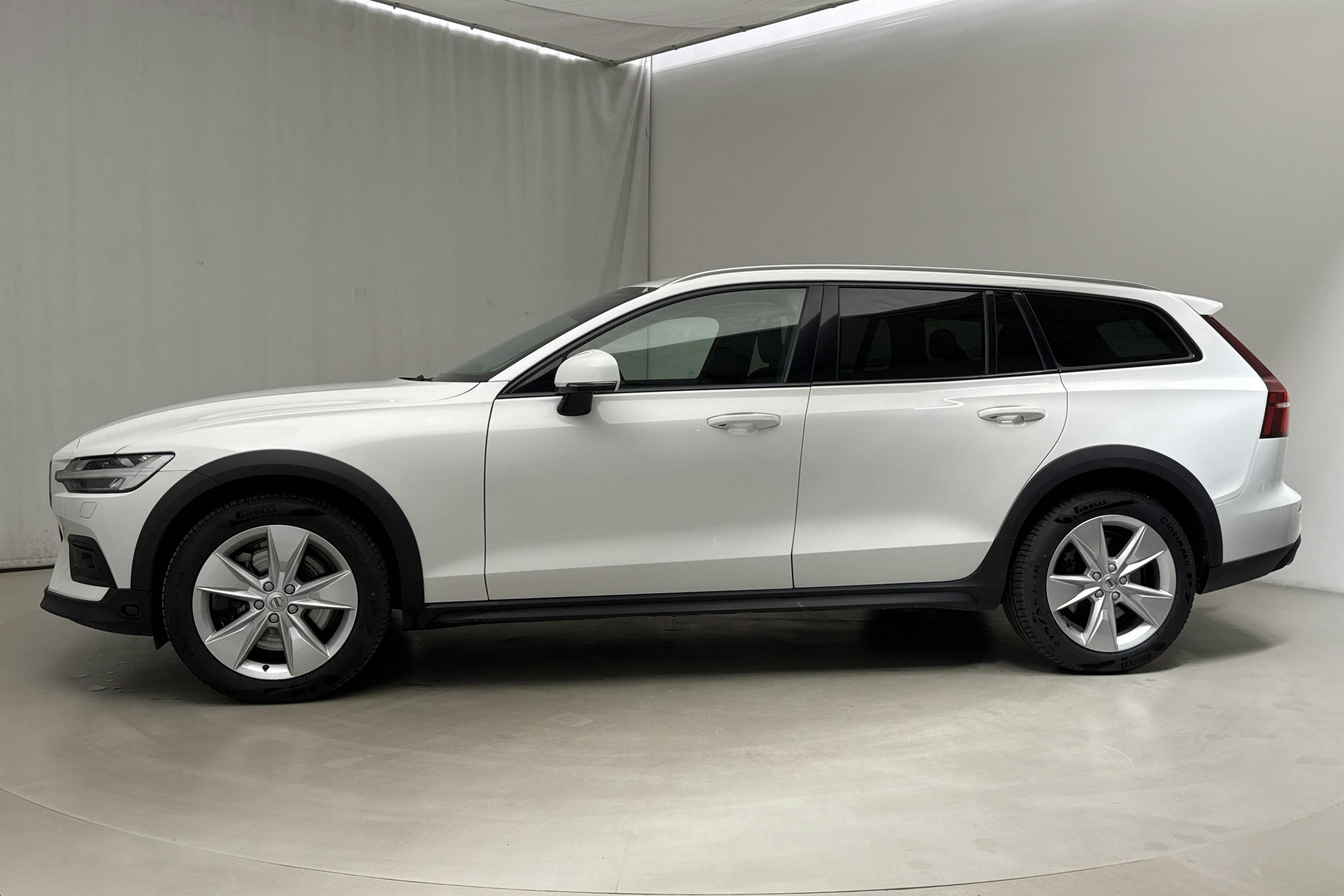 Presentationsfoto 2 av 17: Volvo V60 B4 Cross Country AWD Mildhybrid, Diesel (197hk) - 9 996 mil - Automat - vit - 2021