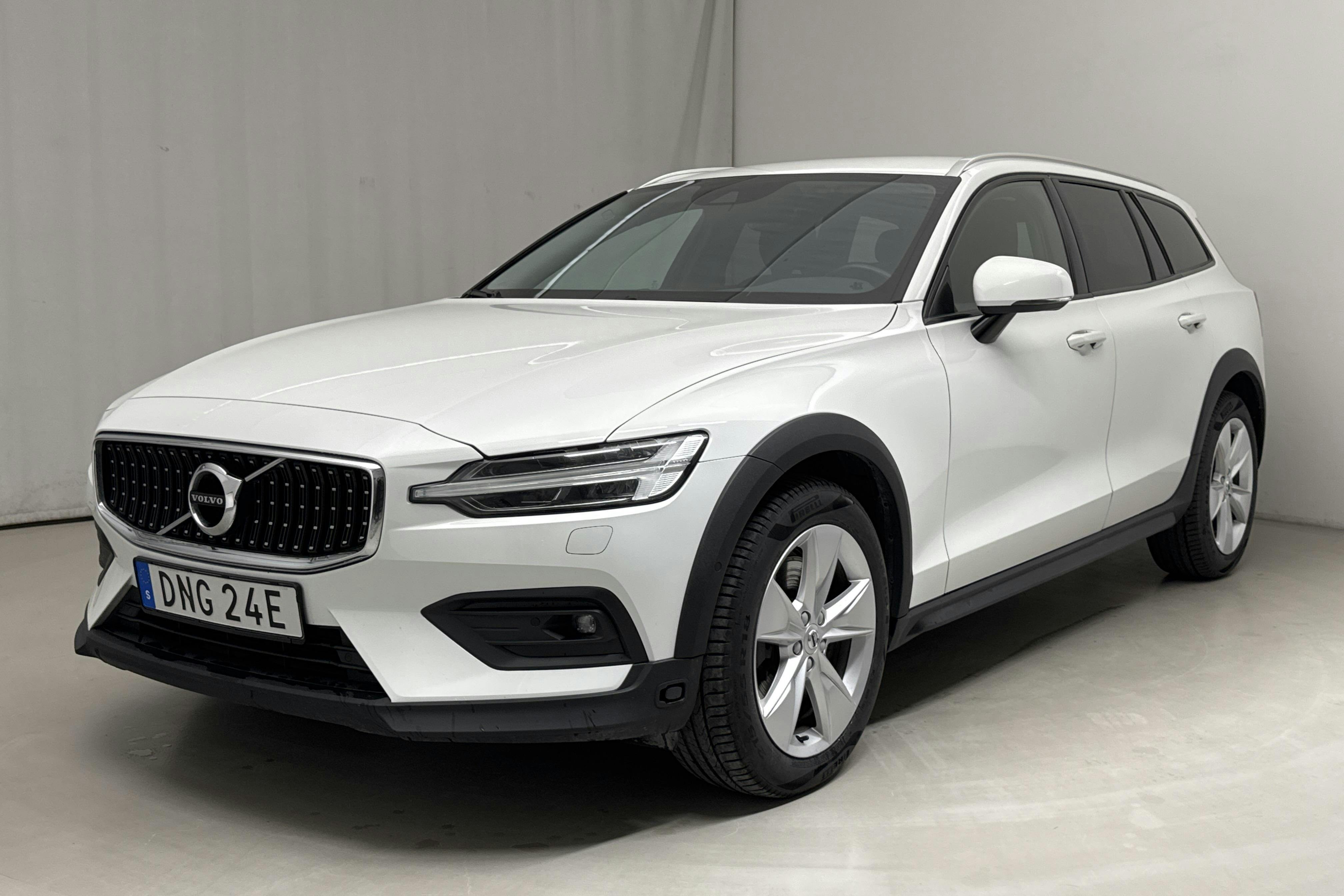 Presentationsfoto 1 av 17: Volvo V60 B4 Cross Country AWD Mildhybrid, Diesel (197hk) - 9 996 mil - Automat - vit - 2021