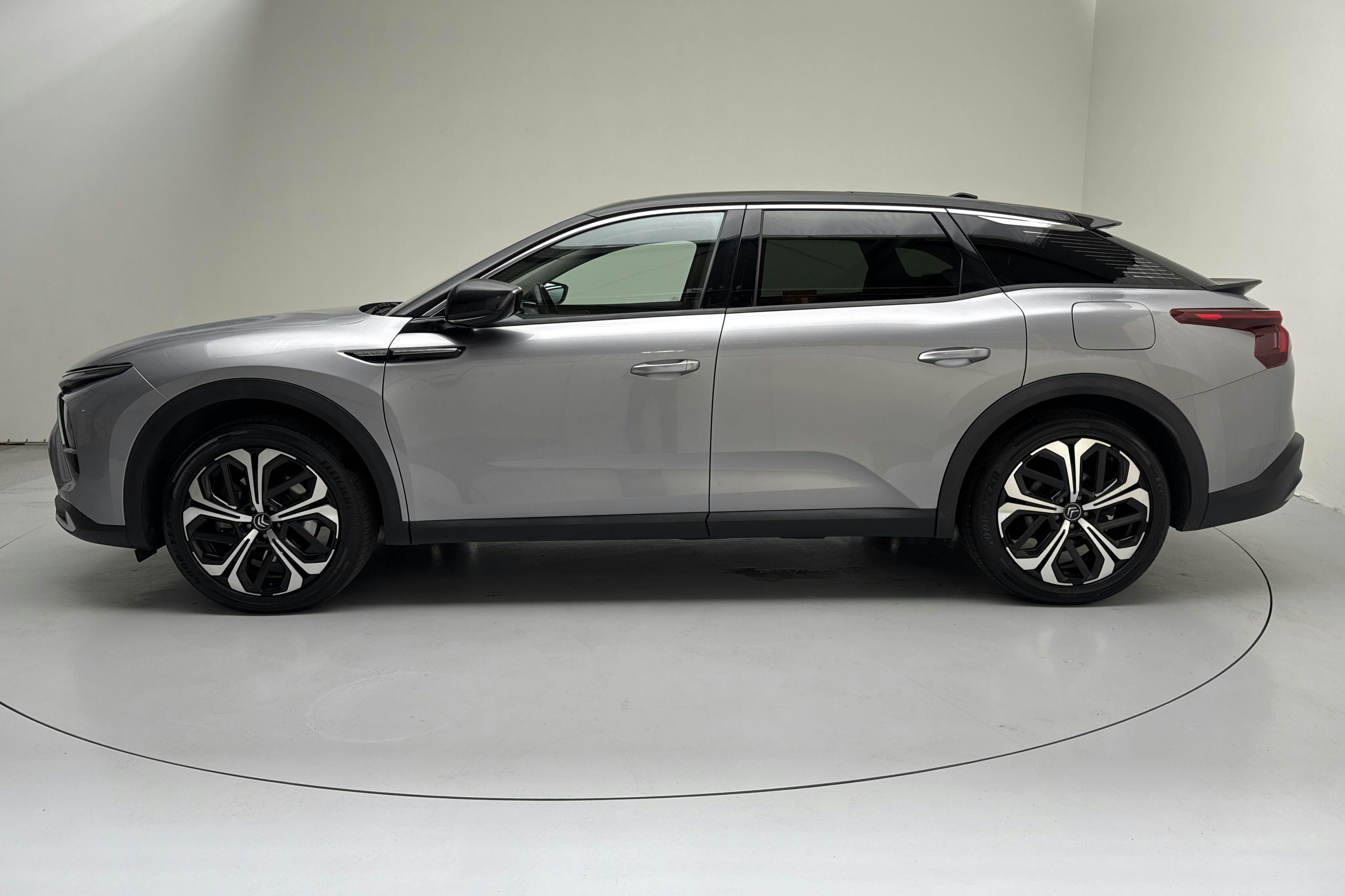 Presentationsfoto 2 av 16: Citroën C5 X PHEV (225hk) - 15 880 mil - Automat - grå - 2023