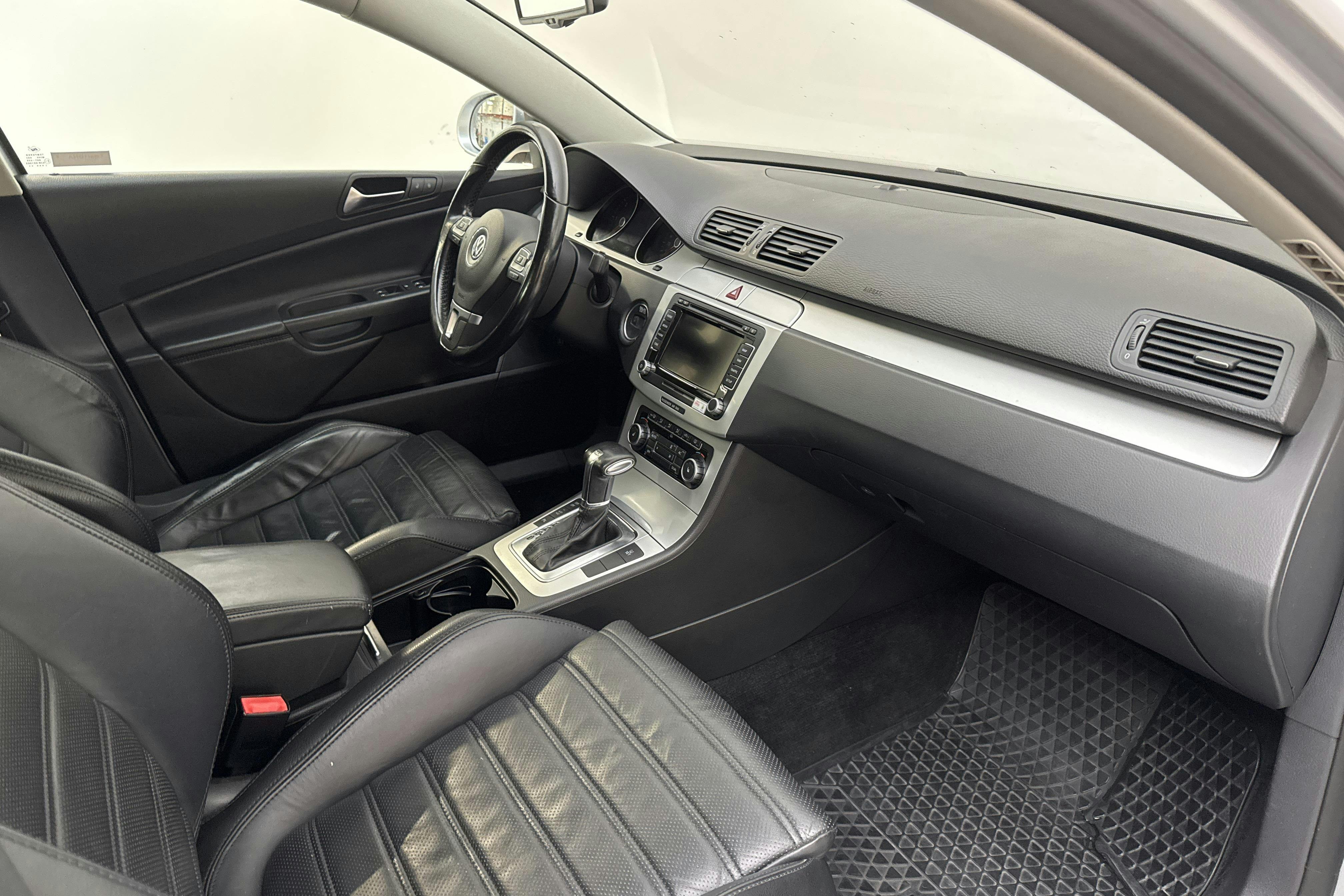 VW Passat 2.0 TDI 4-Motion Variant (170hk) - 18 208 mil - Automat - silver - 2010