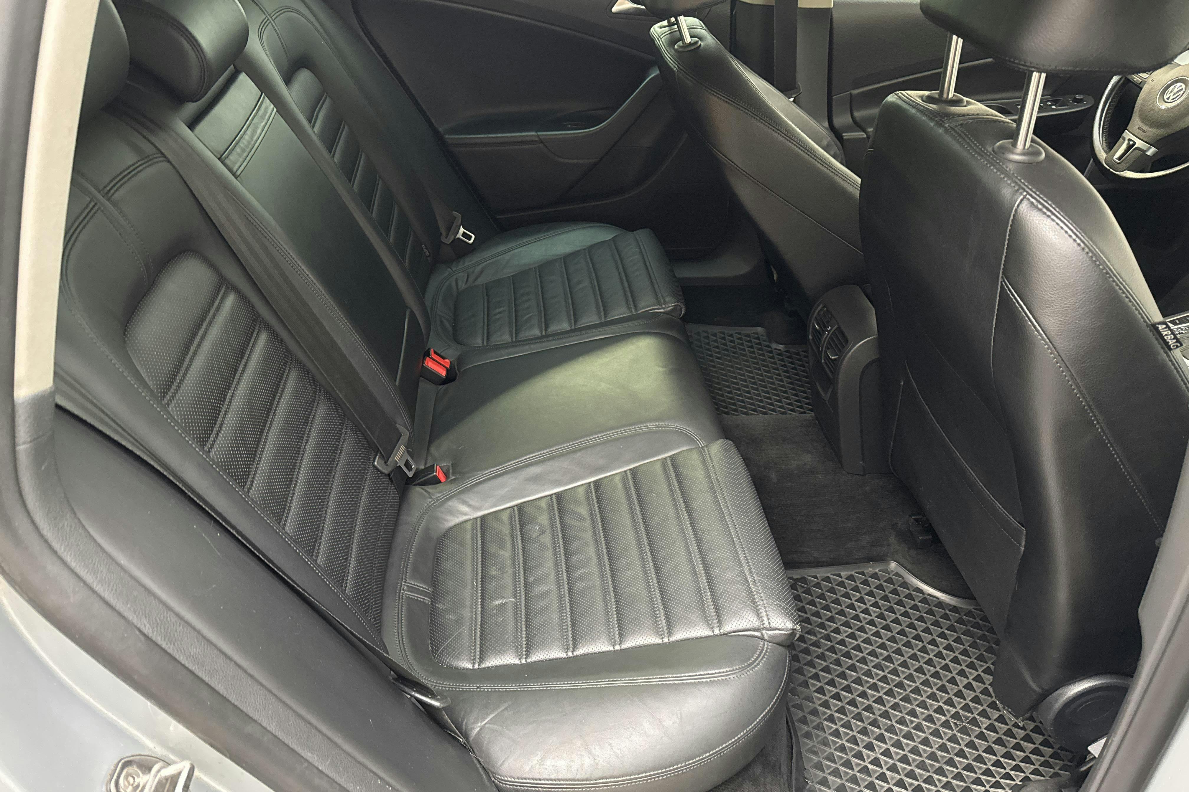 VW Passat 2.0 TDI 4-Motion Variant (170hk) - 18 208 mil - Automat - silver - 2010