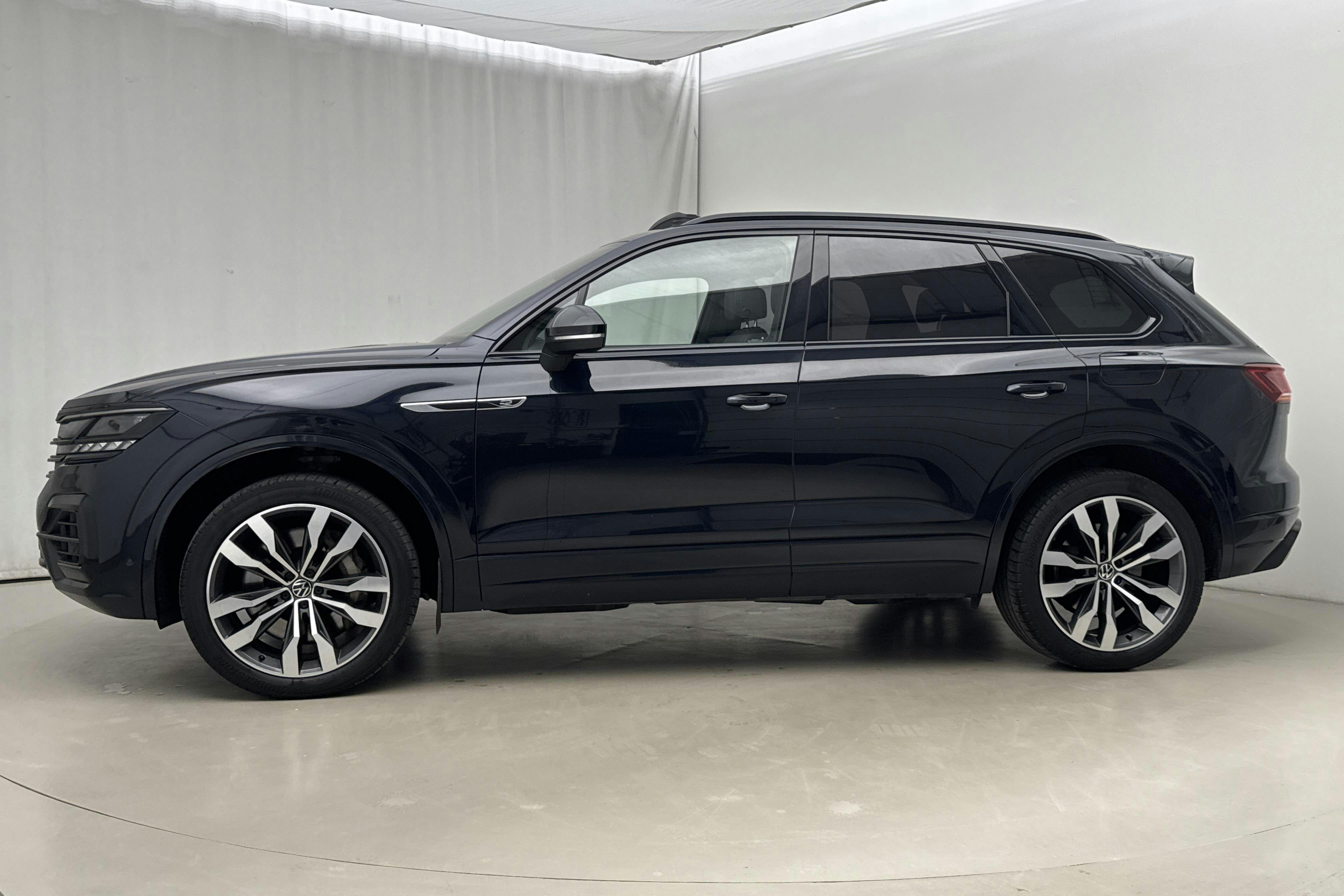 Presentationsfoto 2 av 25: VW Touareg R V6 TSI e-Hybrid 4Motion (462hk) - 10 878 mil - Automat - Dark Blue - 2021