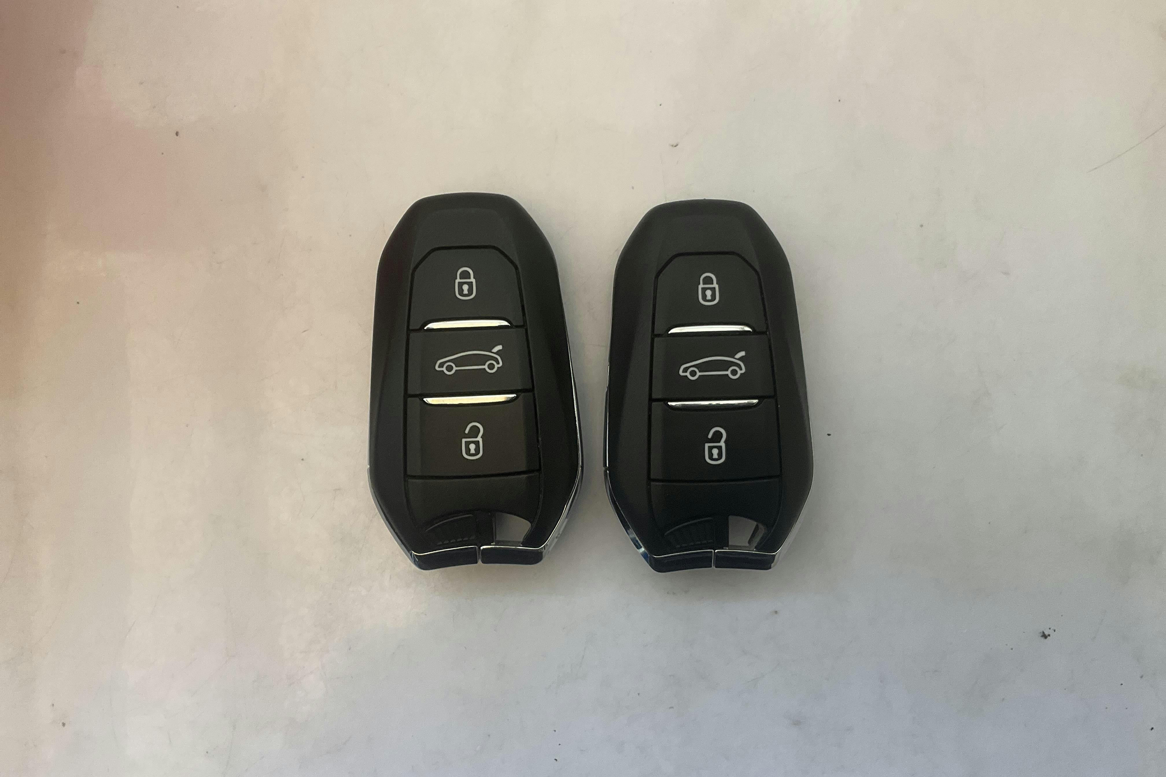 Esitlusfoto 16 aadressil 16: Peugeot 3008 1.6 Plug-in Hybrid 4 (300hk) - 81 570 km - Automaatne - valge - 2021