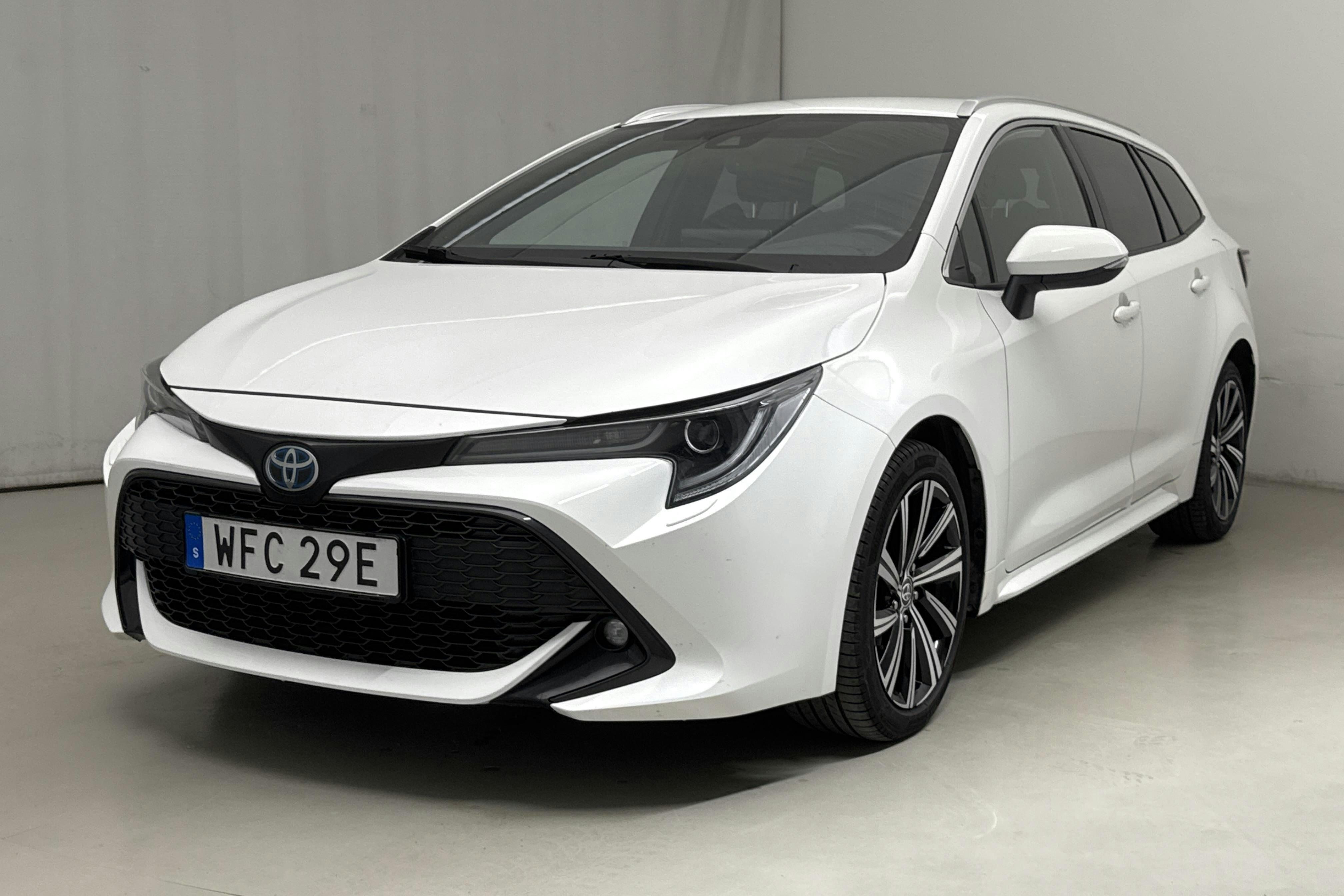 Toyota Corolla 1.8 Hybrid Touring Sports (122hk) - 95 190 km - Automatyczna - biały - 2022