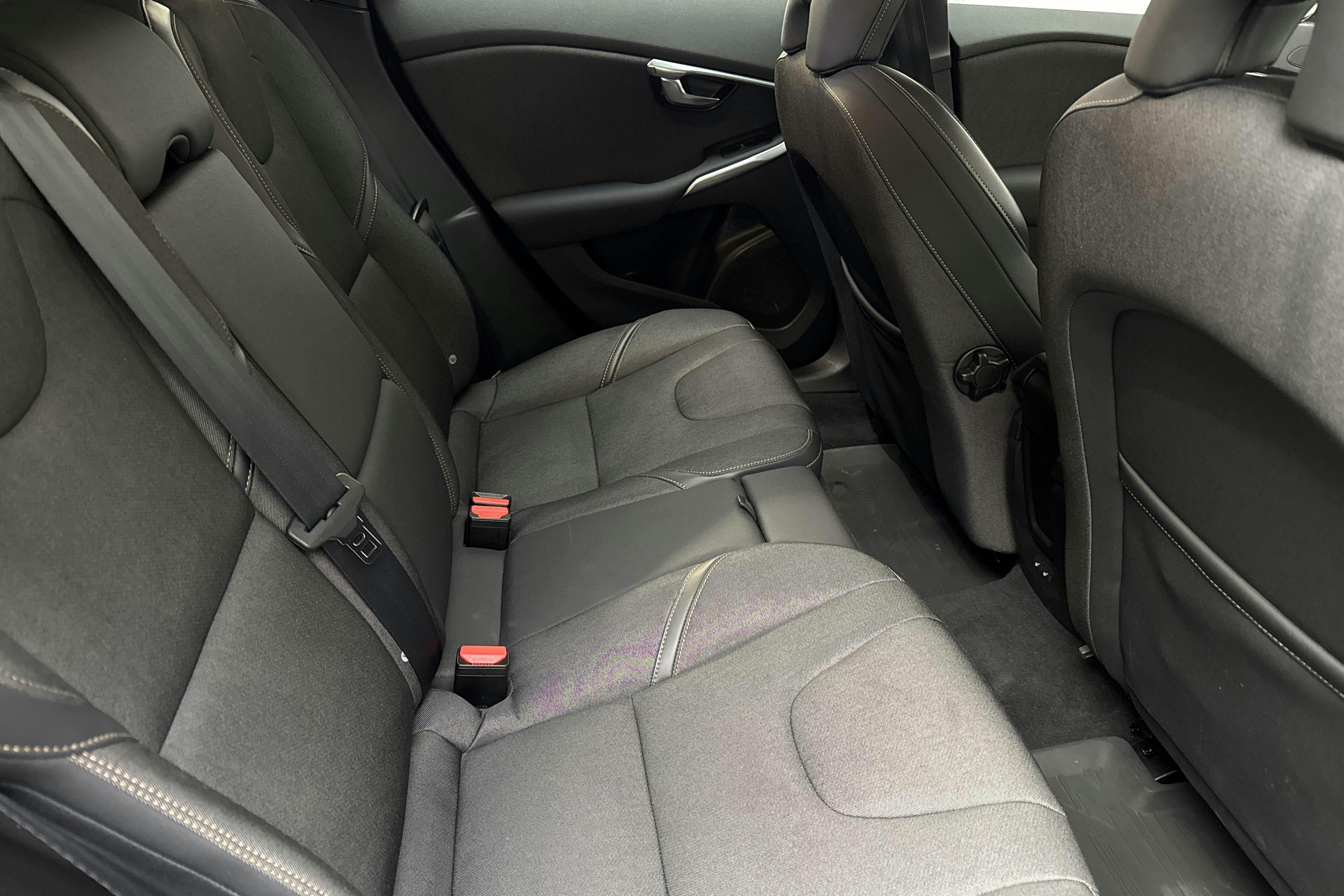 Volvo V40 Cross Country D2 (115hk) - 4 249 mil - Automat - svart - 2015