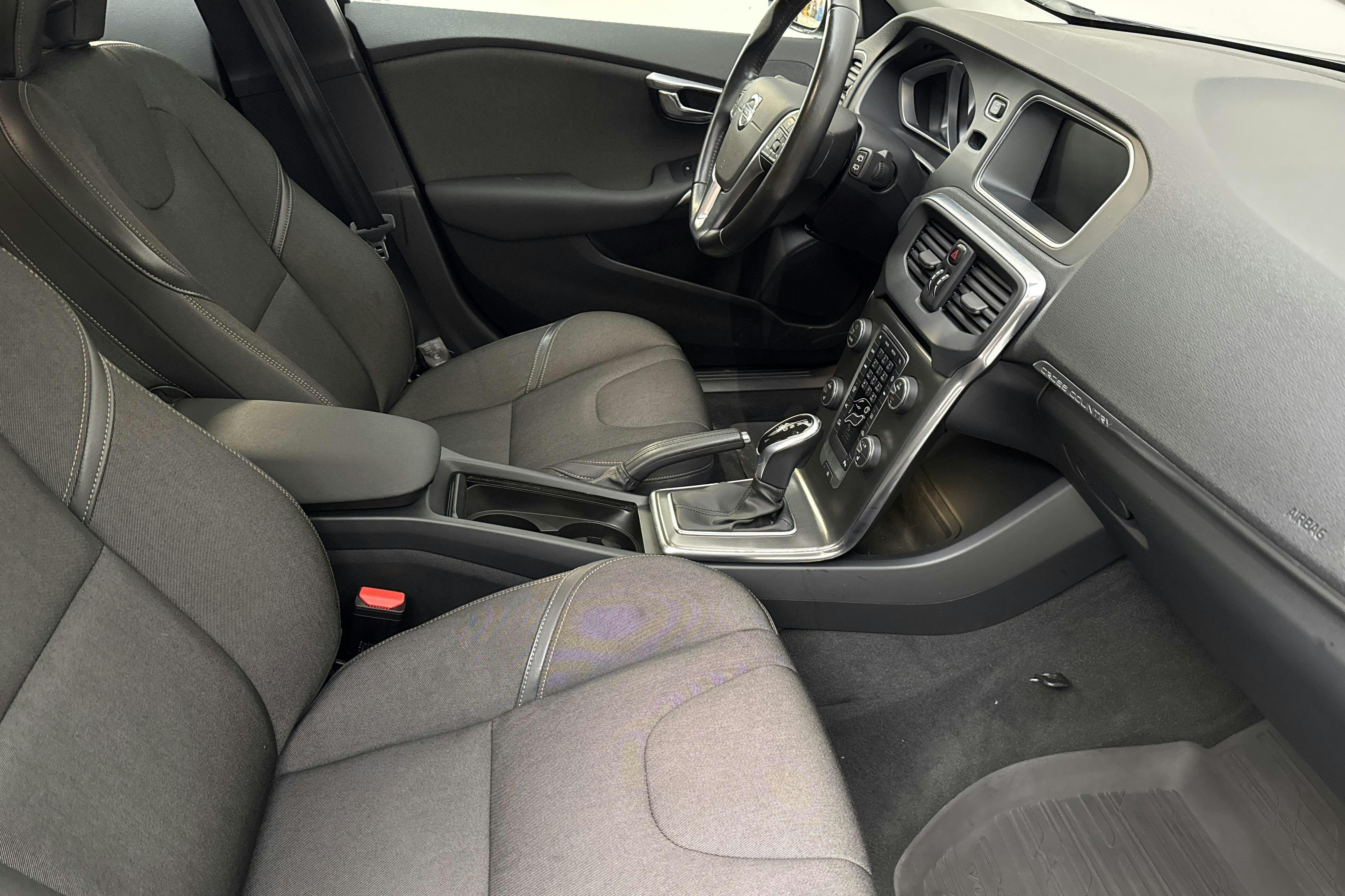 Volvo V40 Cross Country D2 (115hk) - 4 249 mil - Automat - svart - 2015