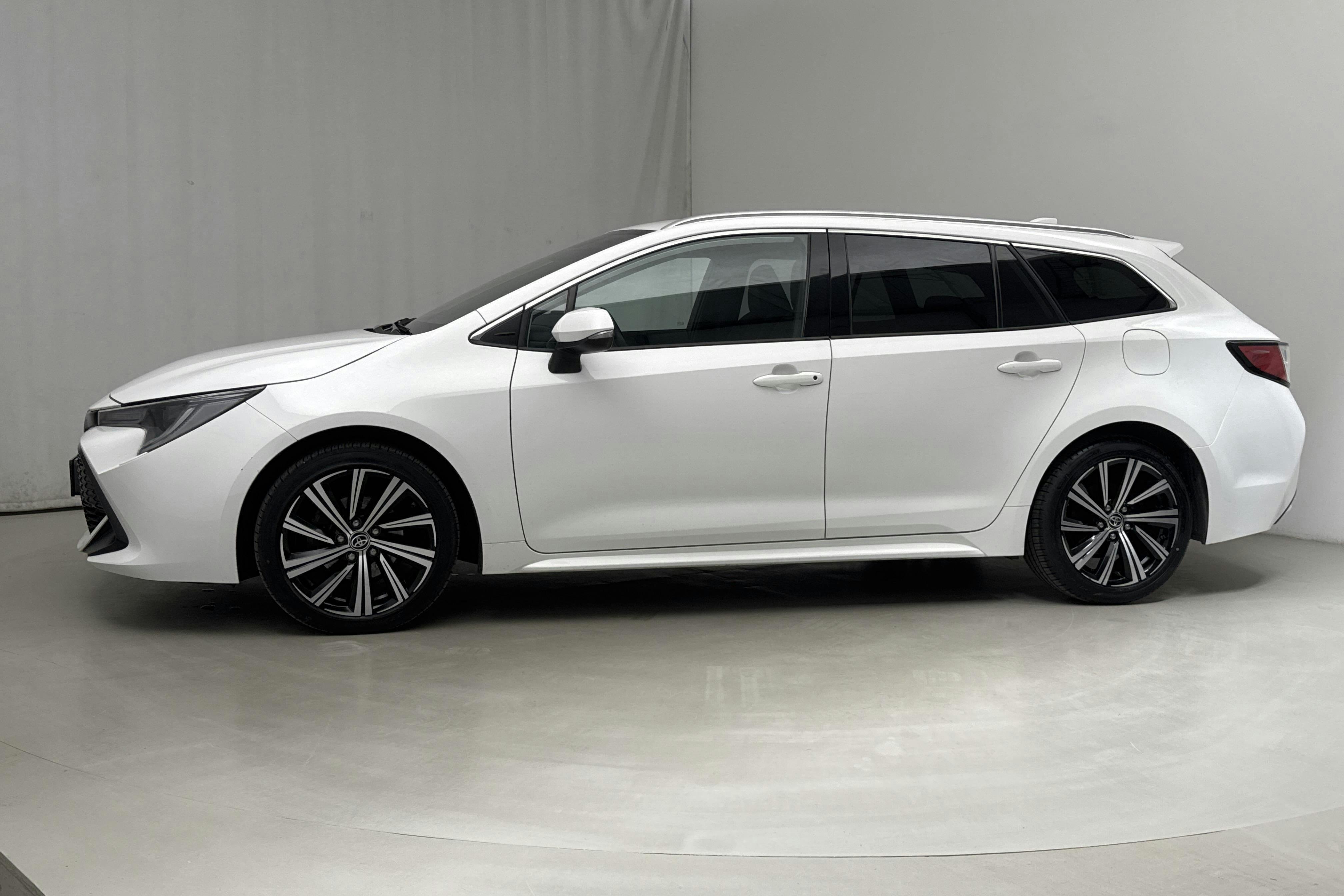 Presentation photo 2 of 15: Toyota Corolla 1.8 Hybrid Touring Sports (122hk) - 85 990 km - Automatic - white - 2022